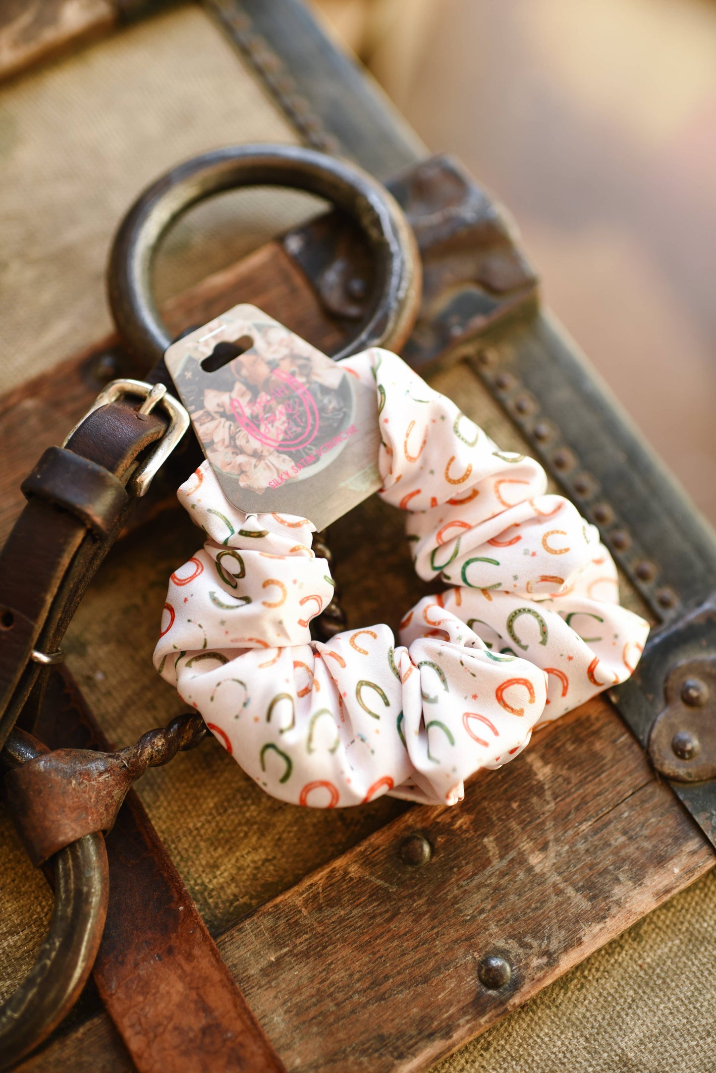 Tirzah Lane - Gelukkige Cowgirl Kleurrijke Hoefijzers Scrunchie Cowgirl Haaraccessoire
