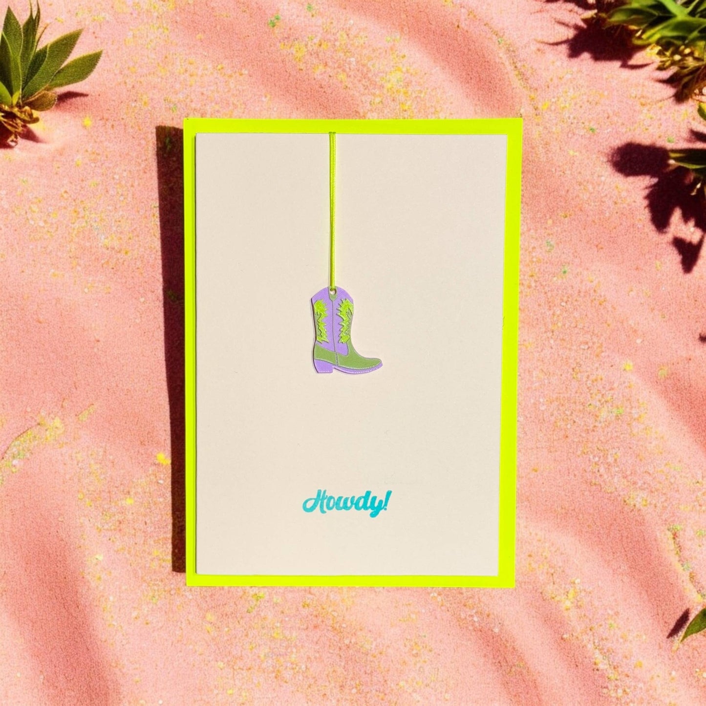 Pink Stories - Neon kaart met cadeauhanger Howdy Laars geel