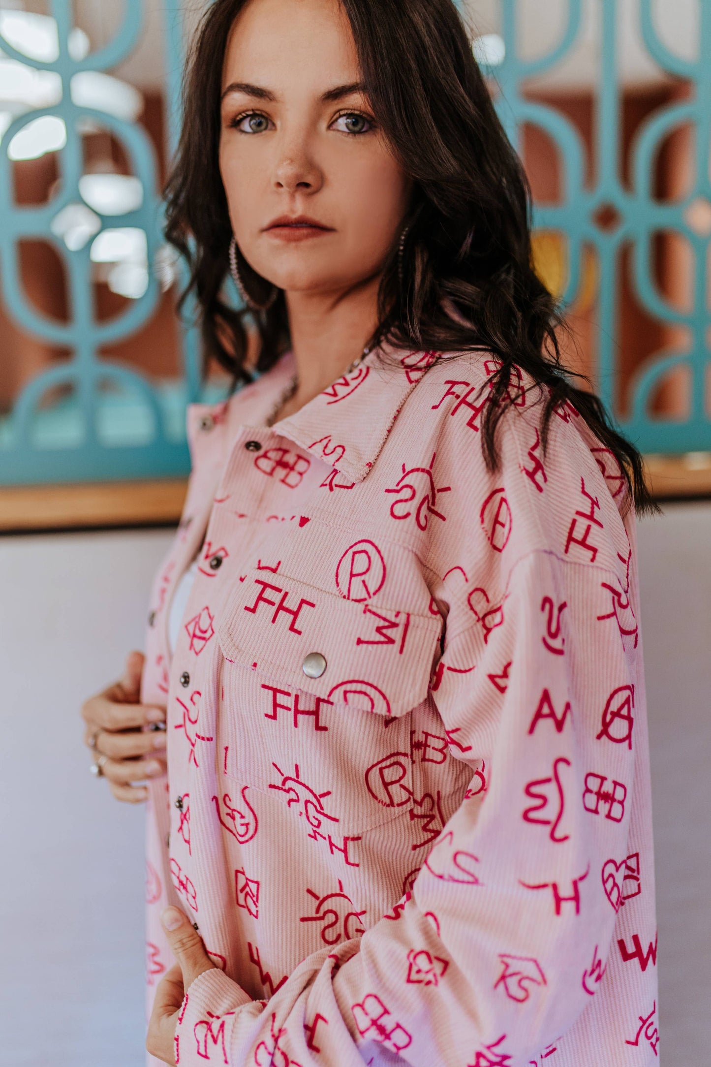 Merigold Kiss - Corduroyblouse met 3D-print roze