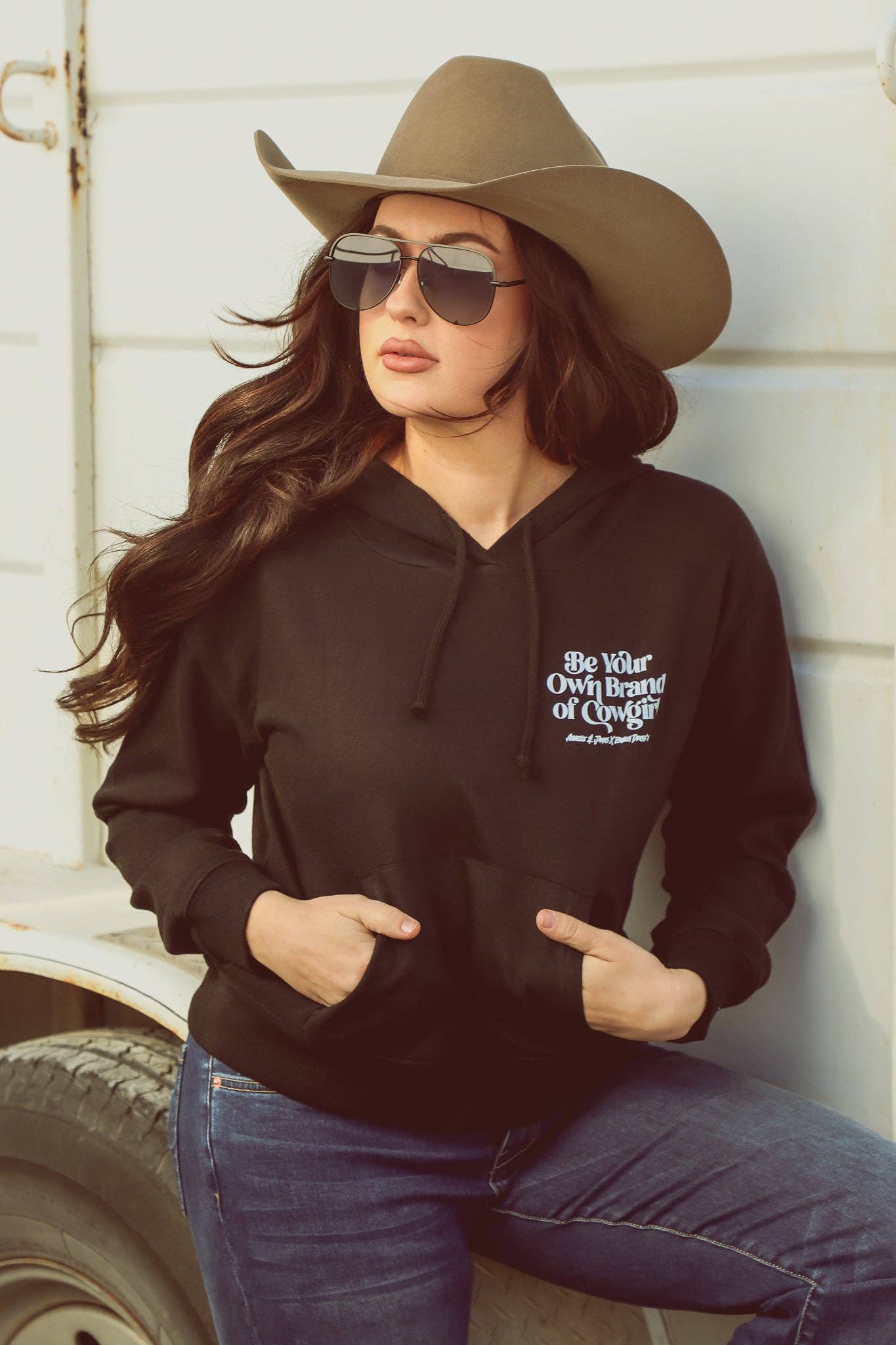 Ranch Dress'n - Zwarte cropped hoodie 'Be your own cowgirl'