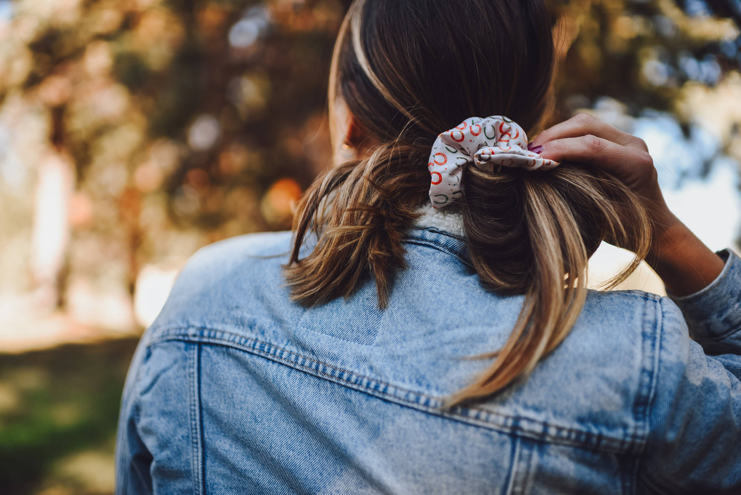 Tirzah Lane - Gelukkige Cowgirl Kleurrijke Hoefijzers Scrunchie Cowgirl Haaraccessoire