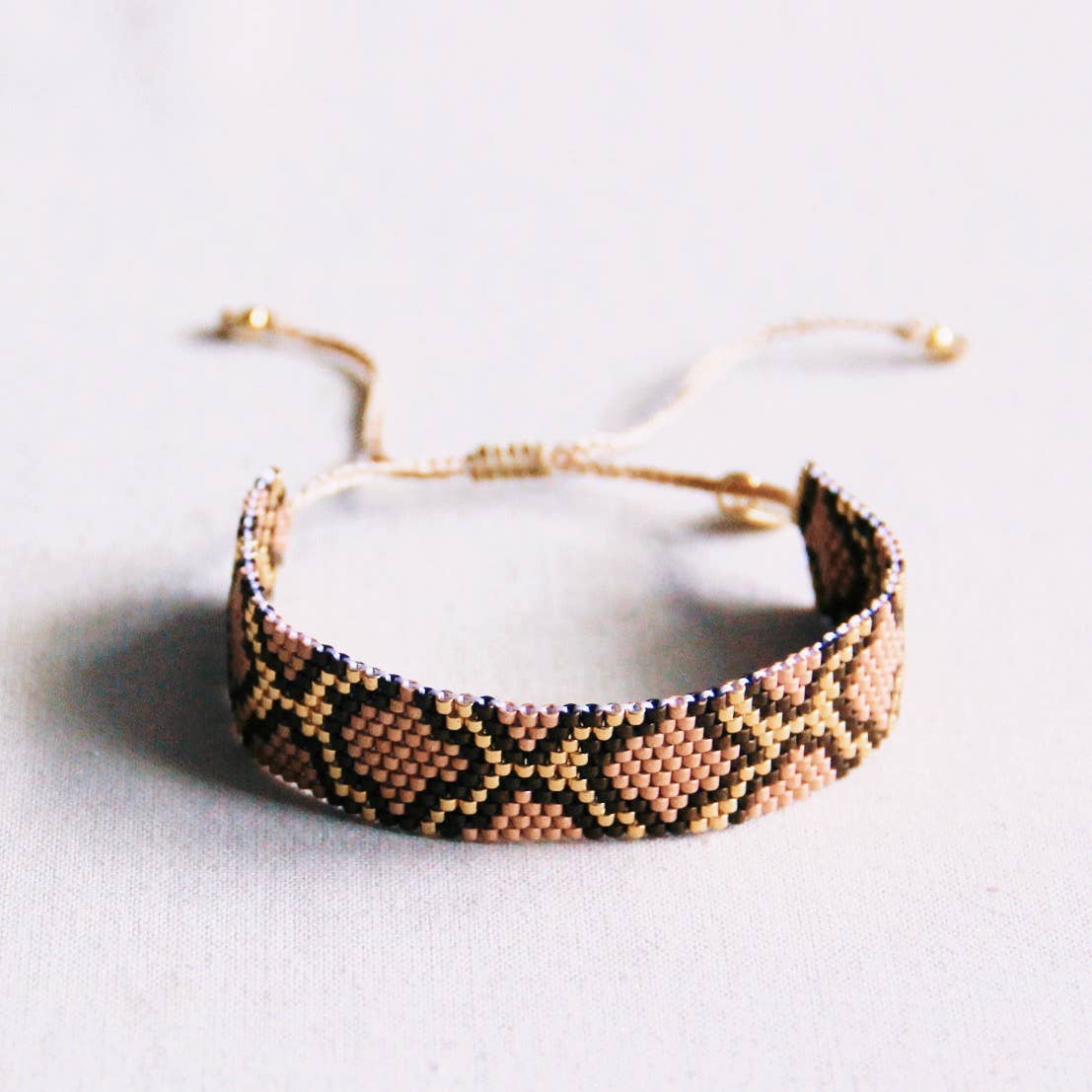 Bazou - Armband weven met slangenpatroon bruin/beige