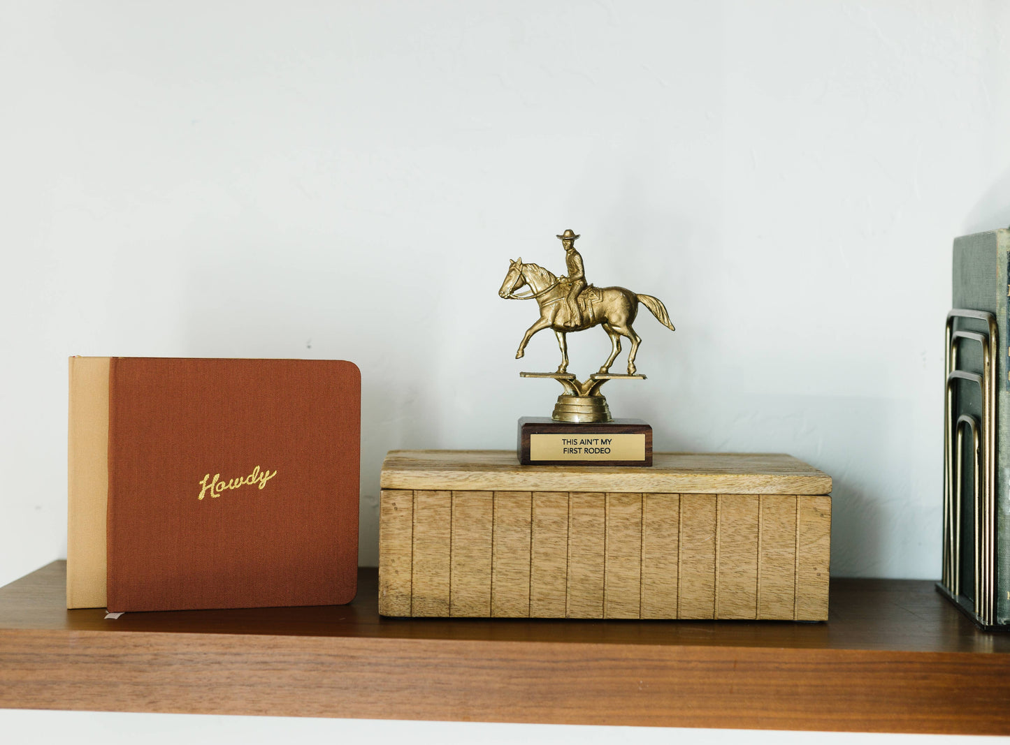 Portmanteau - Vierkant linnen notitieboek met reliëf Howdy goudfolie
