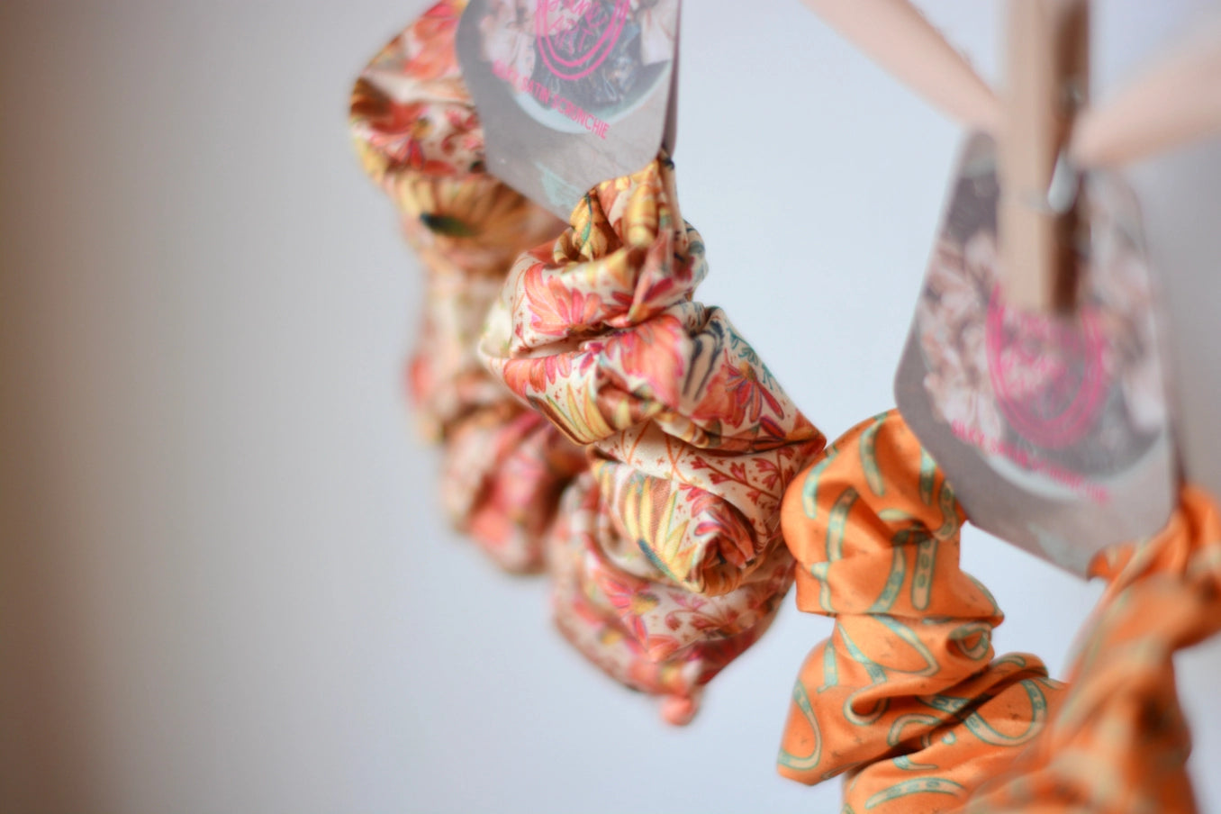 Tirzah Lane – Scrunchie-Set 3-tlg. Prärie zur goldenen Stunde
