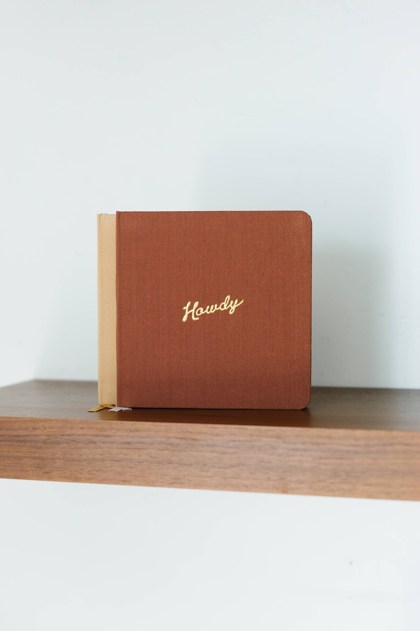 Portmanteau - Vierkant linnen notitieboek met reliëf Howdy goudfolie