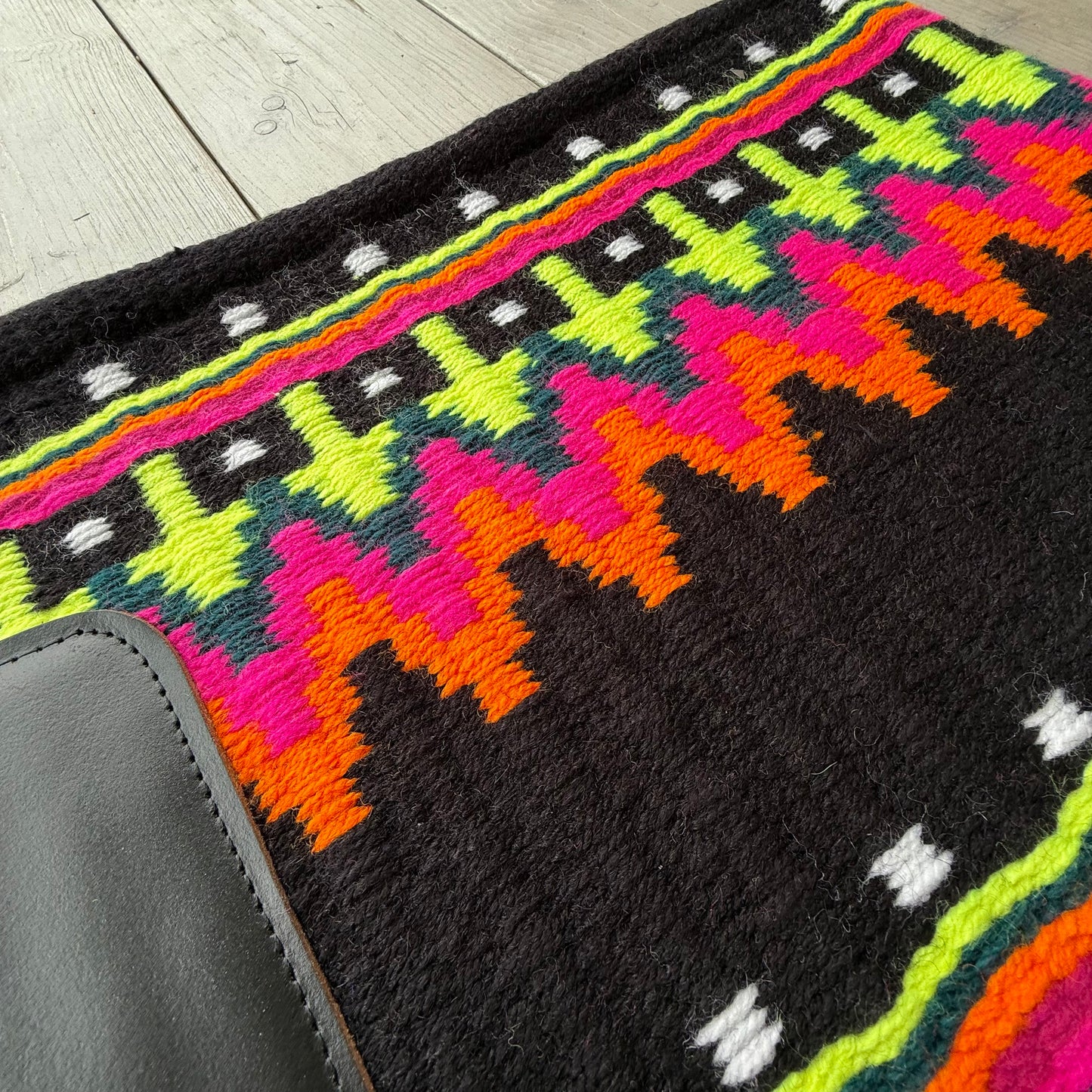 SB026 - Western oversized showblanket A - Zwart, neon lime, roze, oranje