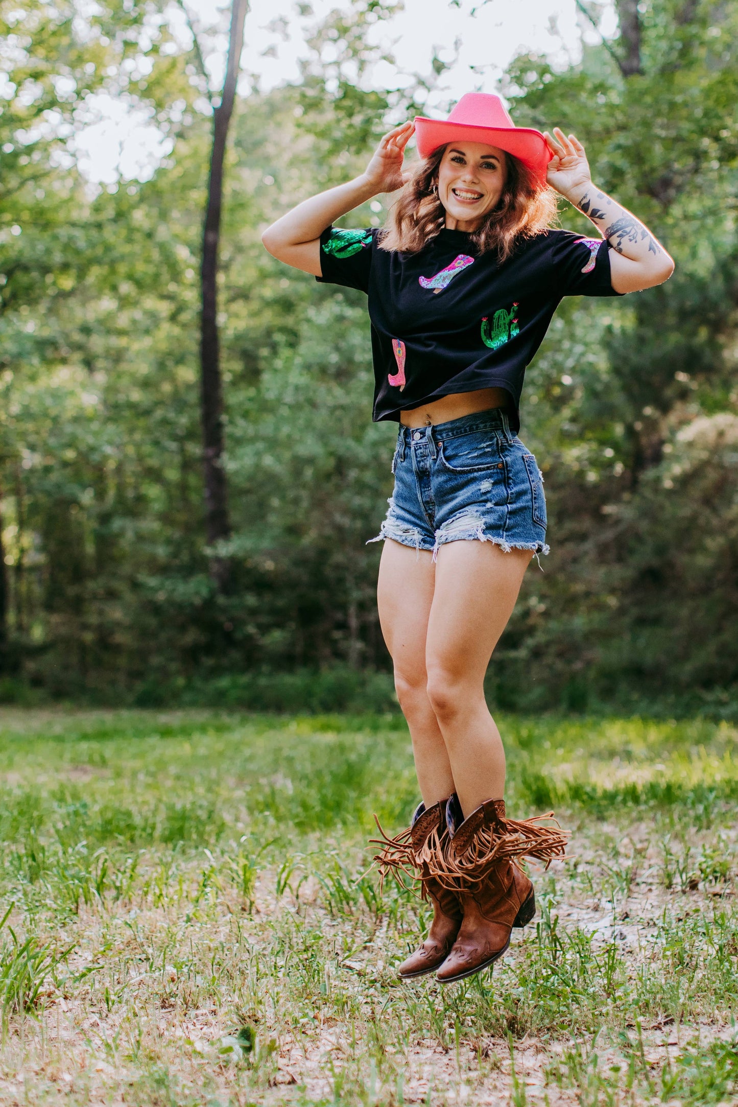 Merigold Kiss - Crop T-shirt met cactuslaarzen en pailletten