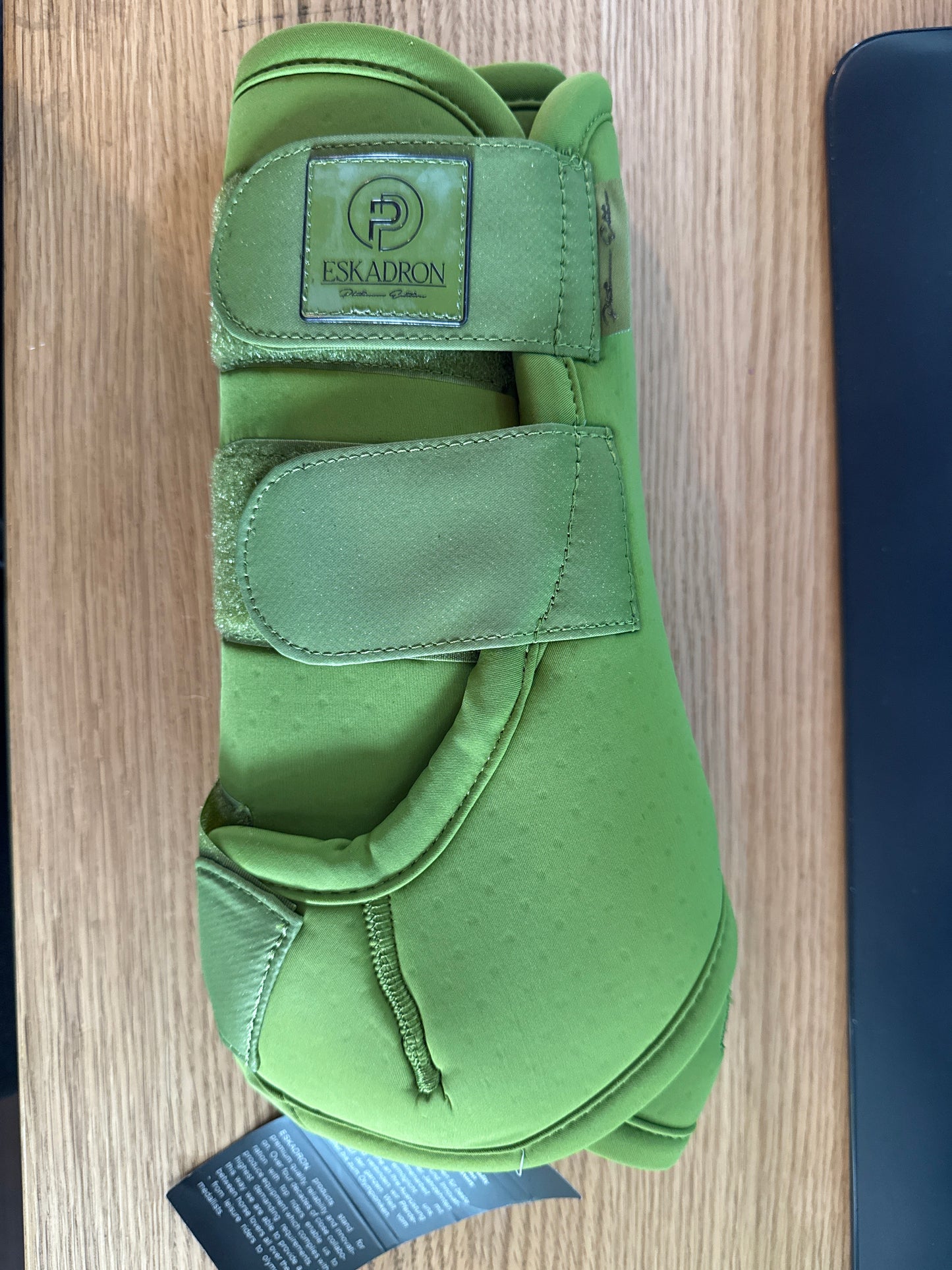S0006 - Eskadron FW'24 Platinum peesbeschermers Pro Dressage Moss Green COB VOOR (nieuw)