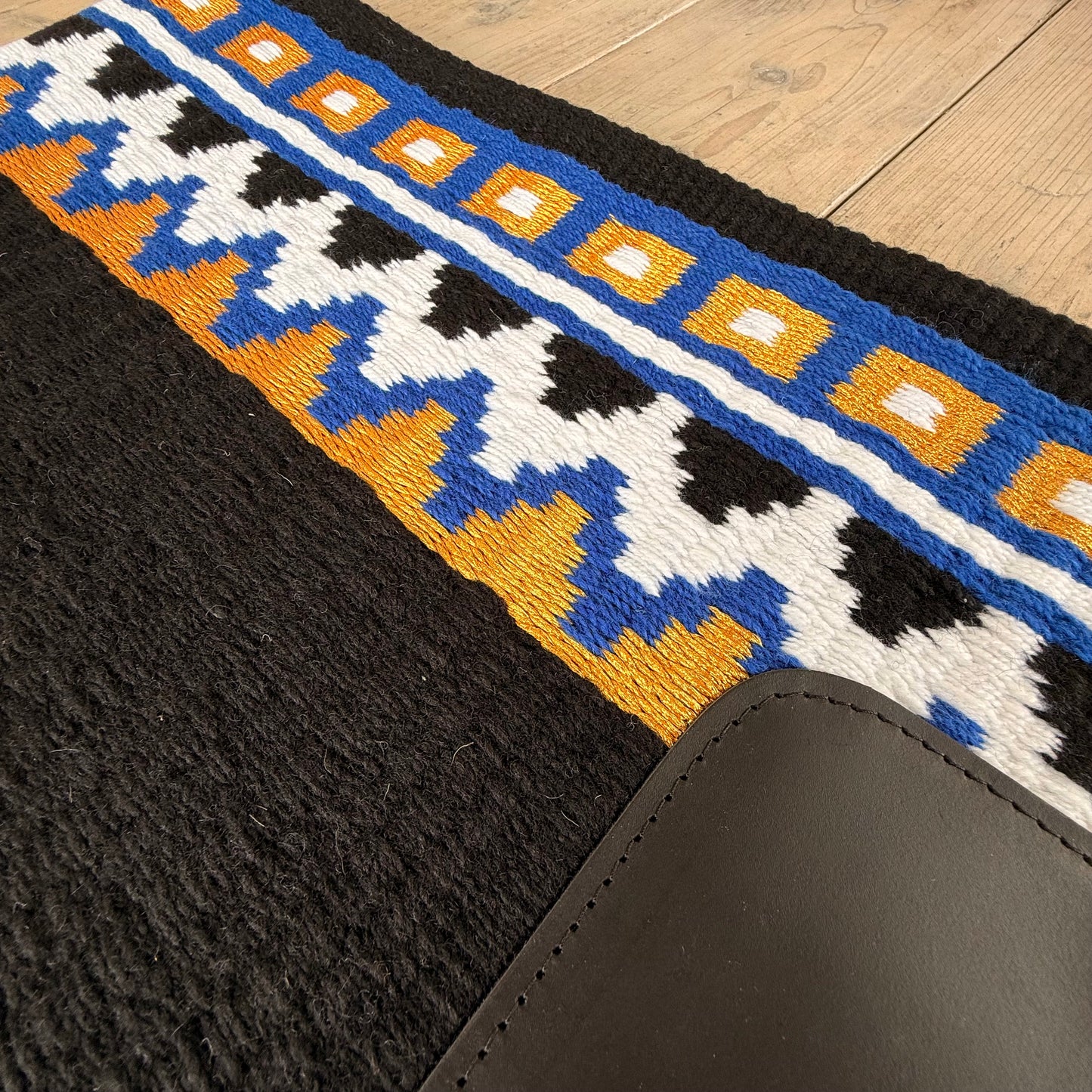 SB024 - Western oversized showblanket A - Zwart, blauw, goud