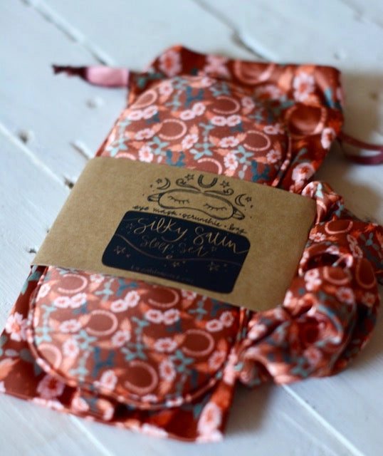 Tirzah Lane - Schlaf-Geschenkset Augenmaske + Scrunchie Western