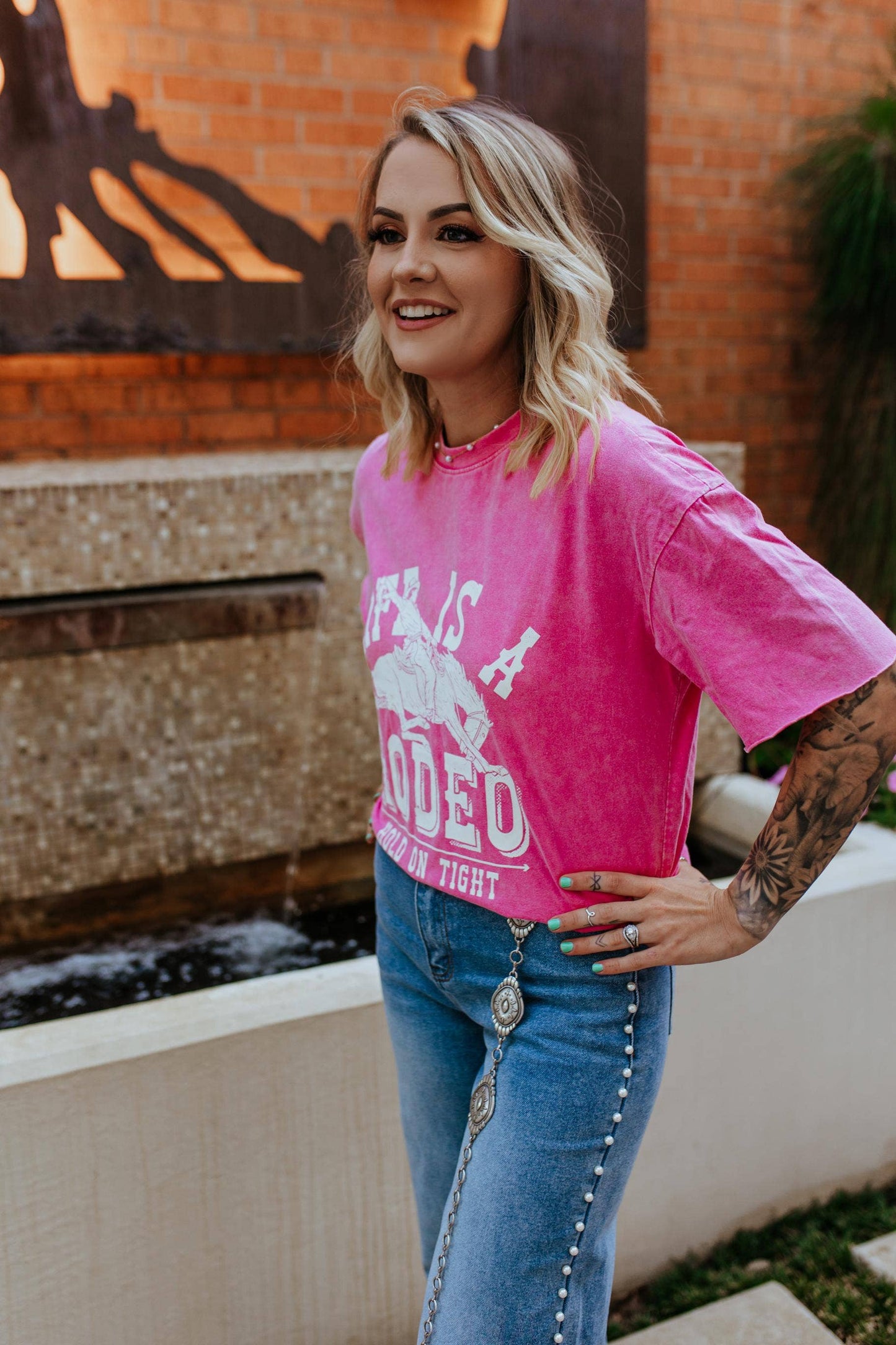 Merigold Kiss - Life is een Rodeo Mineral Washed T-shirt roze