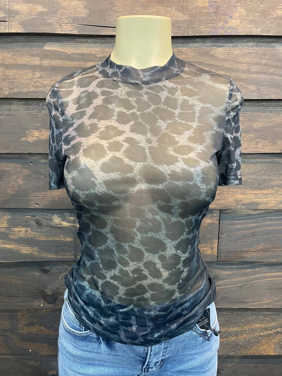 Lucky & Blessed - Grijze Luipaard Korte Mouwen Mesh Top