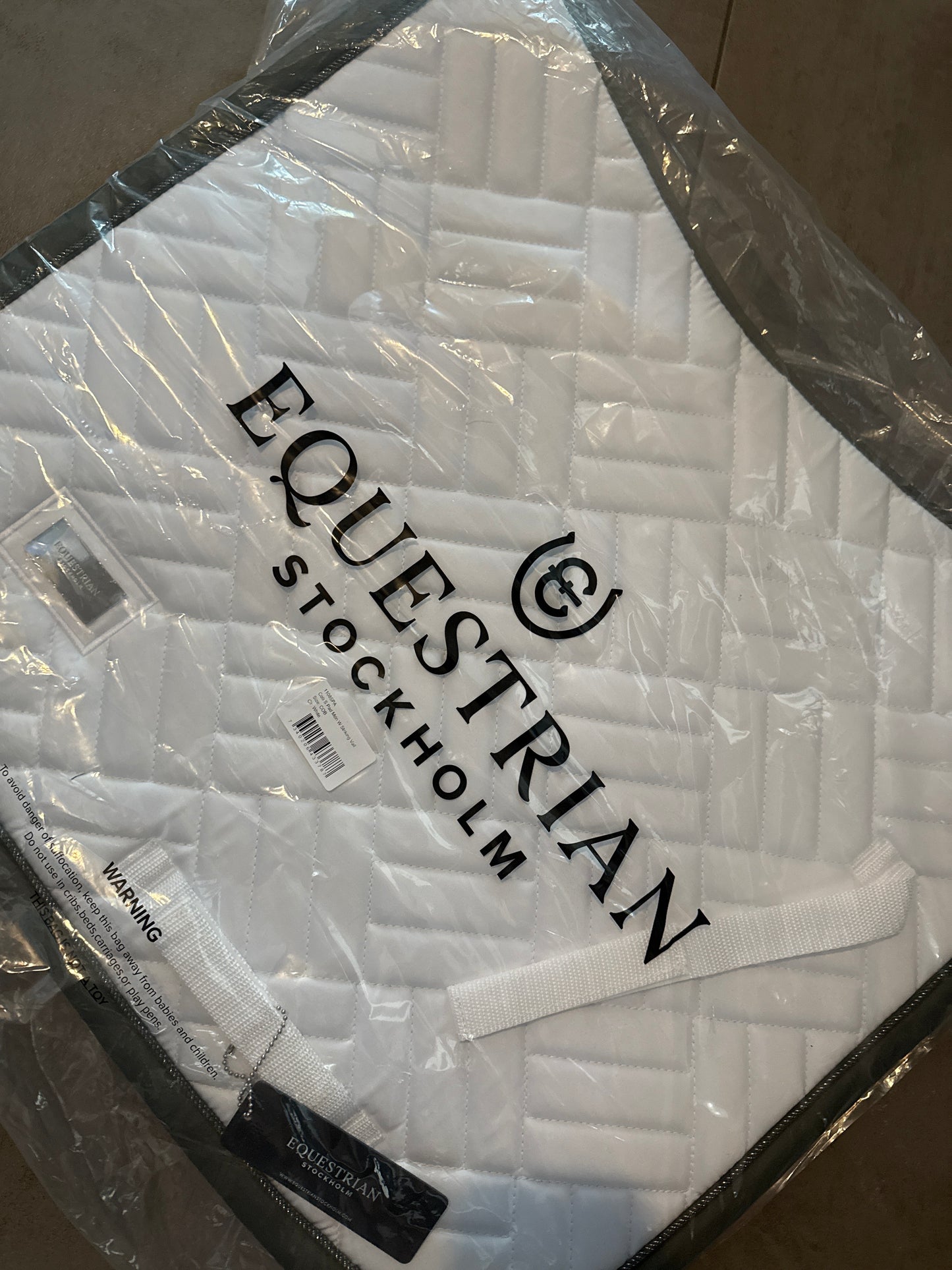 S0001 - Equestrian Stockholm ES Modern white Striking valley dressuurdekje COB (Nieuw)