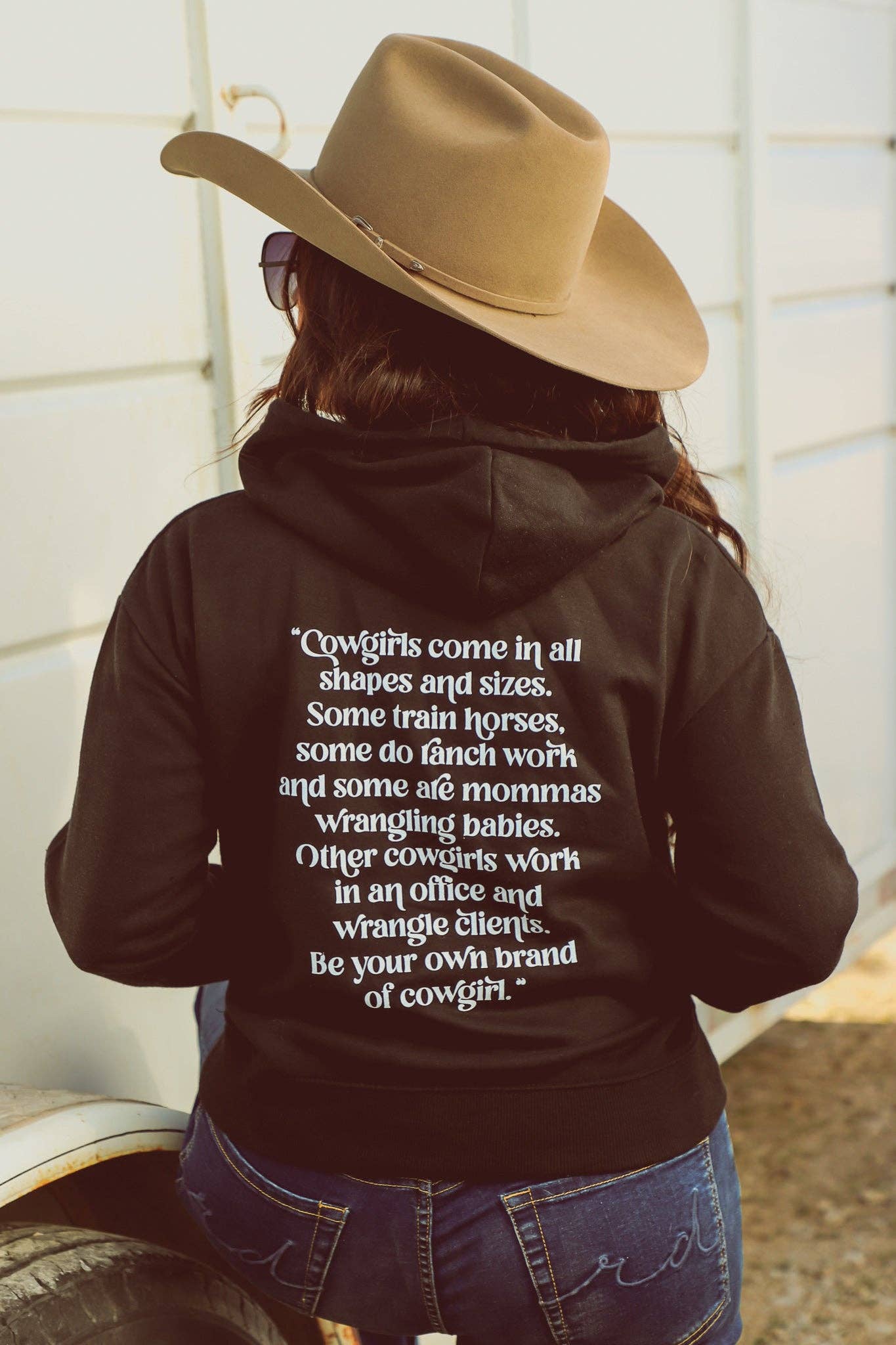 Ranch Dress'n - Zwarte cropped hoodie 'Be your own cowgirl'