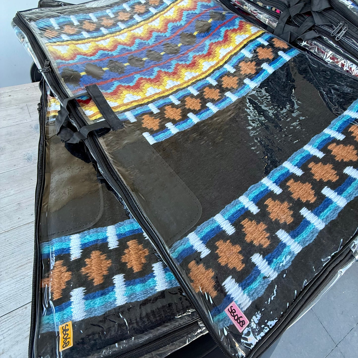 SB068 - Western oversized showblanket A - Zwart, blauw, geel