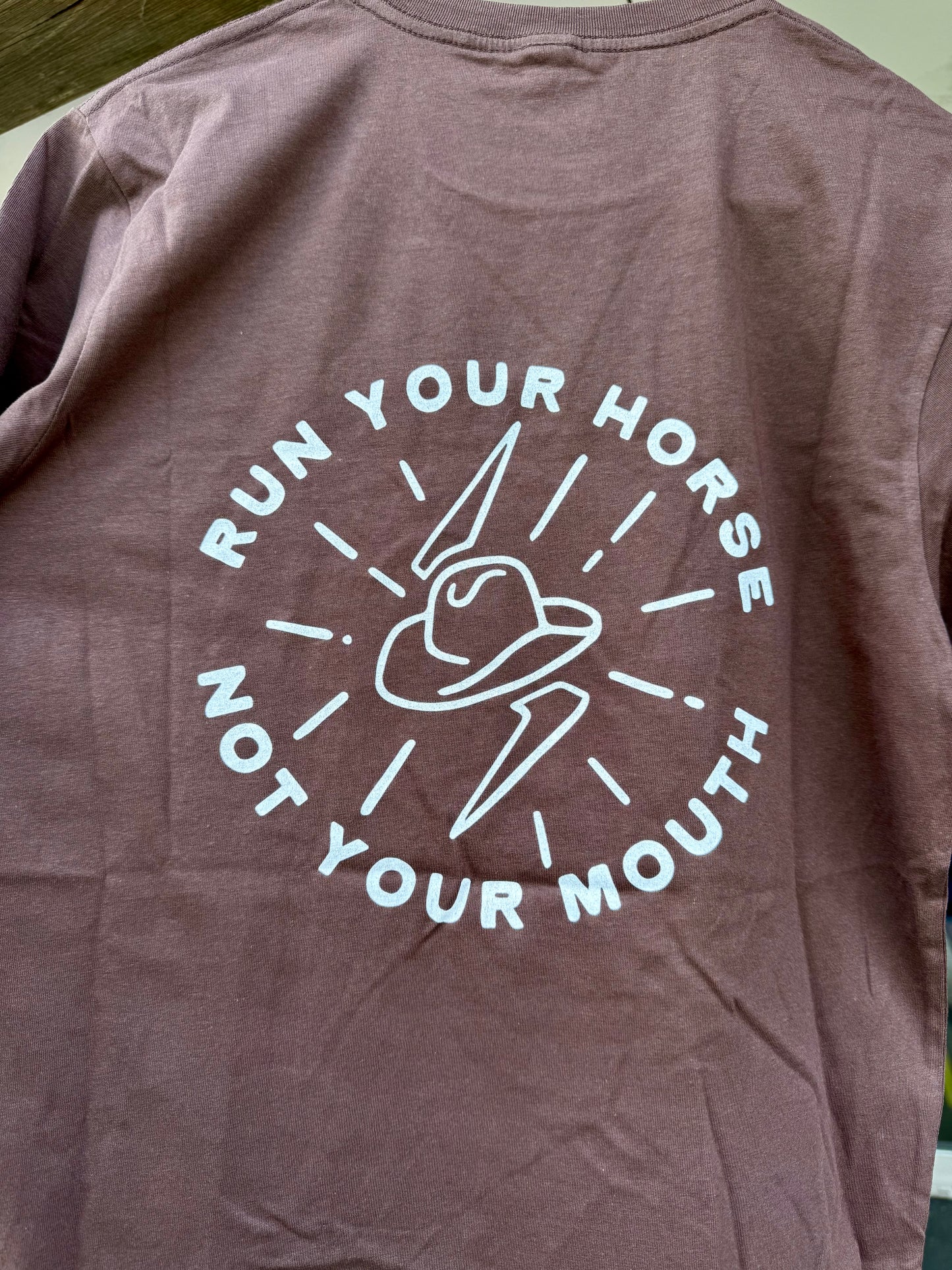 Modern Cowgirl - Run Your Horse bruin T-shirt