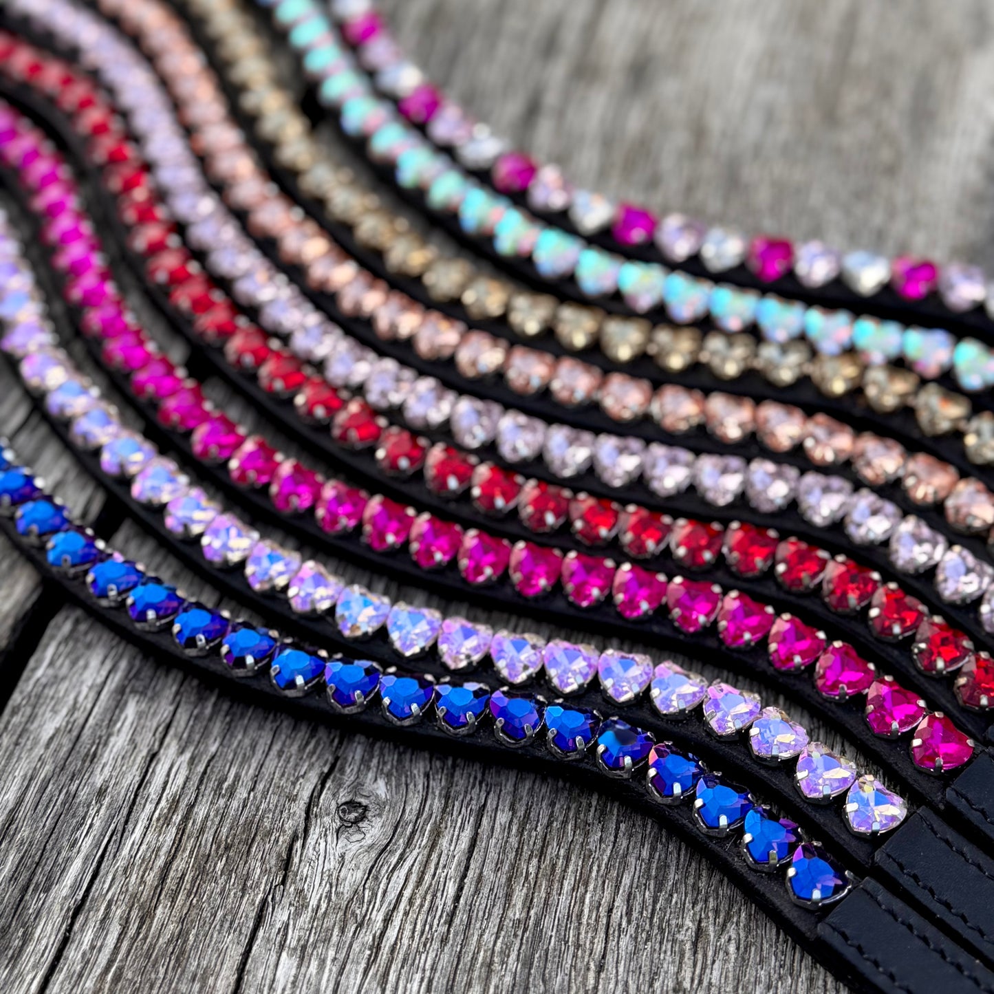 FMH - Sprankelende frontriem ‘Lovehearts’ Wave met 8mm steentjes in div. kleuren