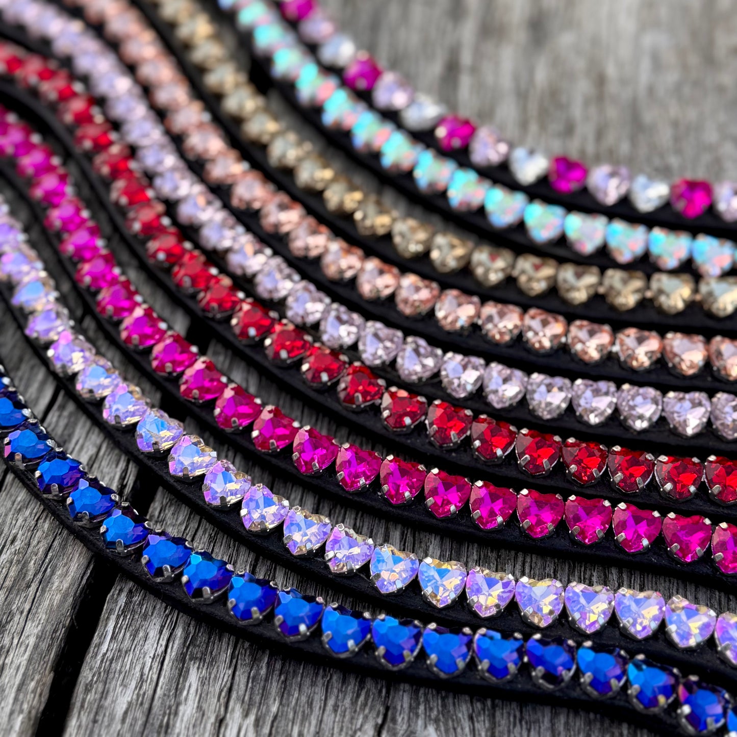 FMH - Sprankelende frontriem ‘Lovehearts’ Wave met 8mm steentjes in div. kleuren