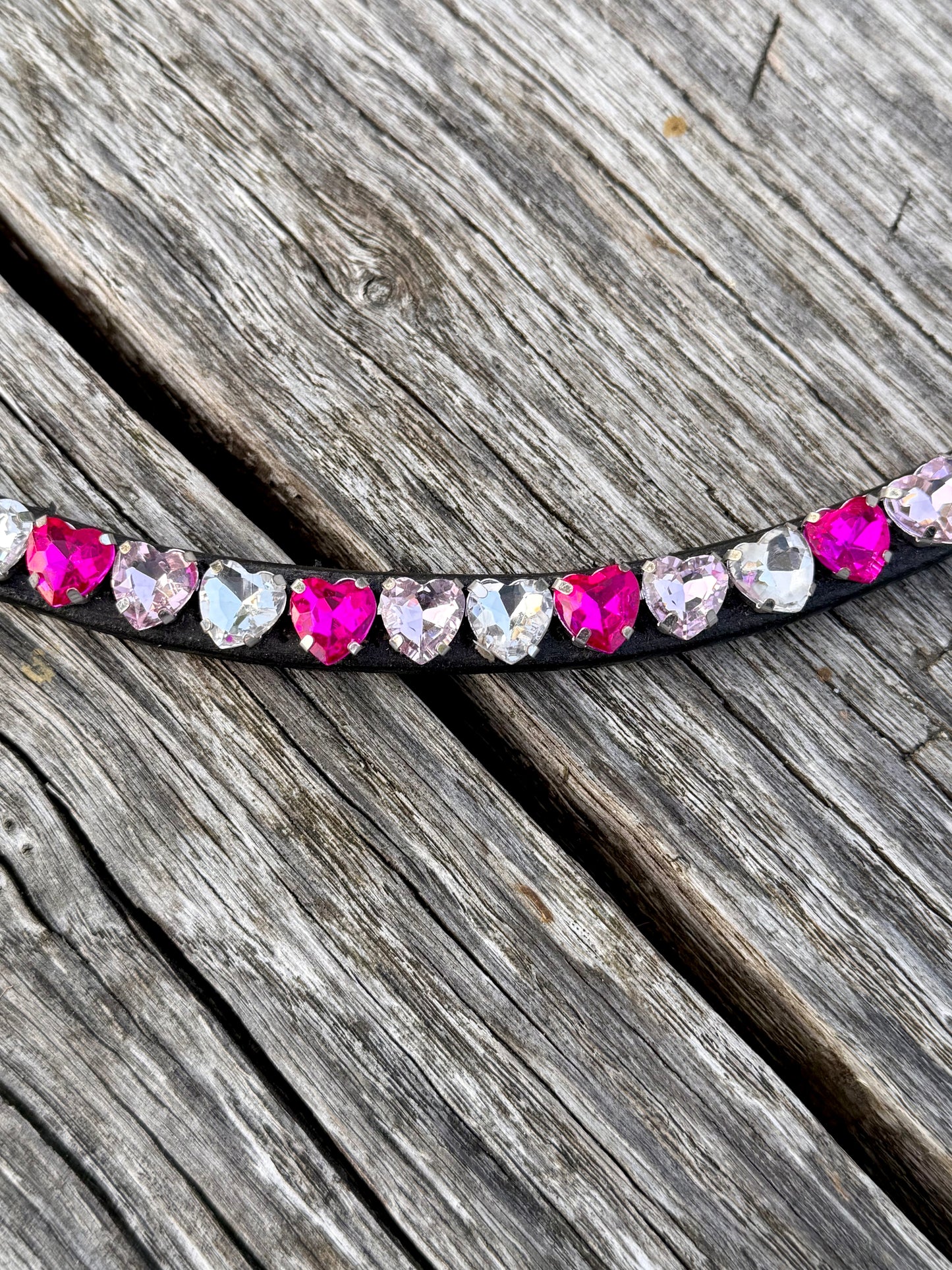 FMH - Sprankelende frontriem ‘Lovehearts’ Wave met 8mm steentjes in div. kleuren