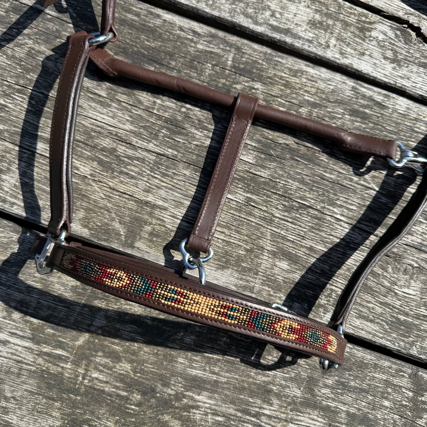 FMH – Cognacfarbener Lederhalfter mit Perlen „Beaded Bronco Nature“ Camel/Gold/Emerald