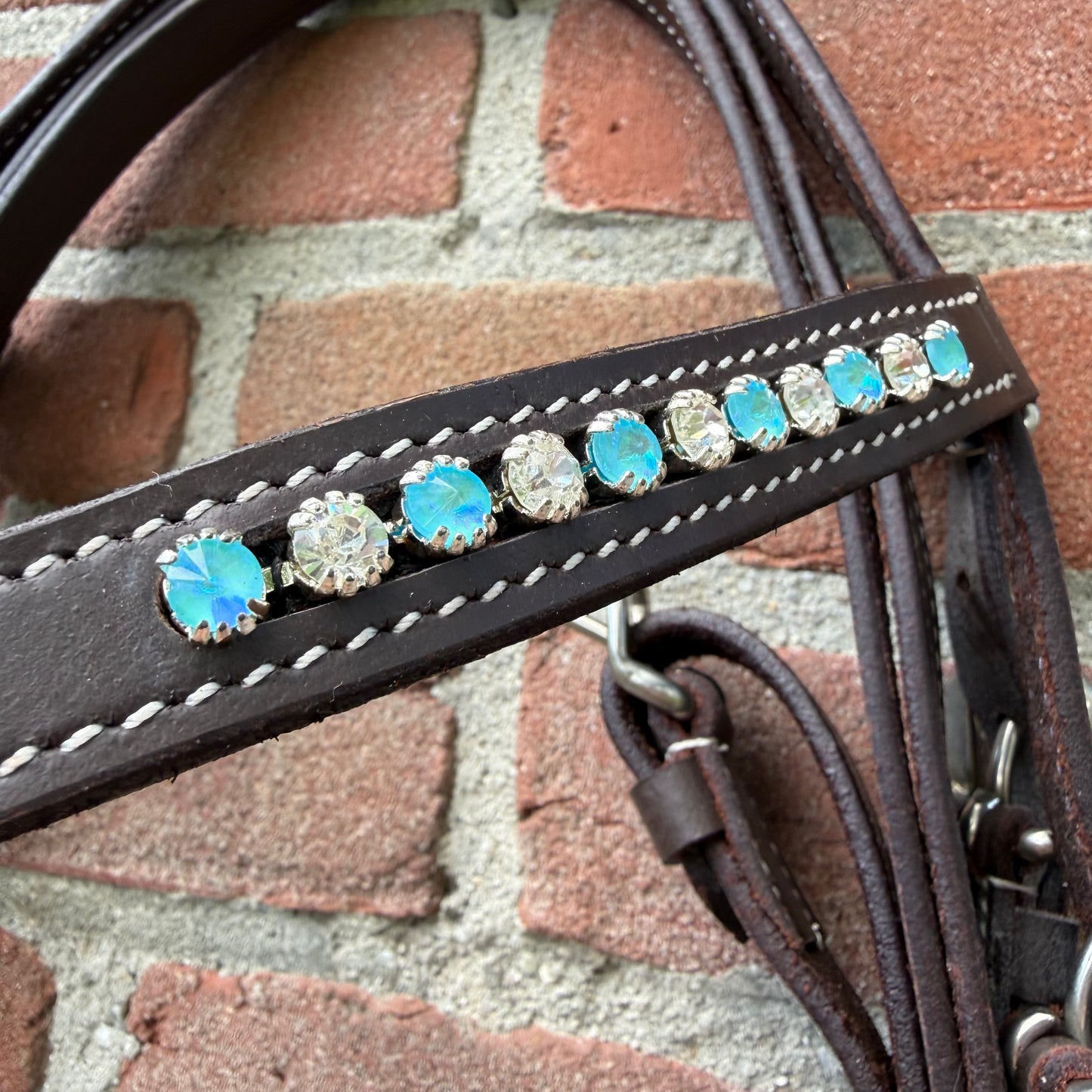 TOO GOOD TO GO - FMH - Western hoofdstel met knotted frontriem met steentjes incl. simpele gesloten teugel - Turquoise/wit DIV. MATEN (++)