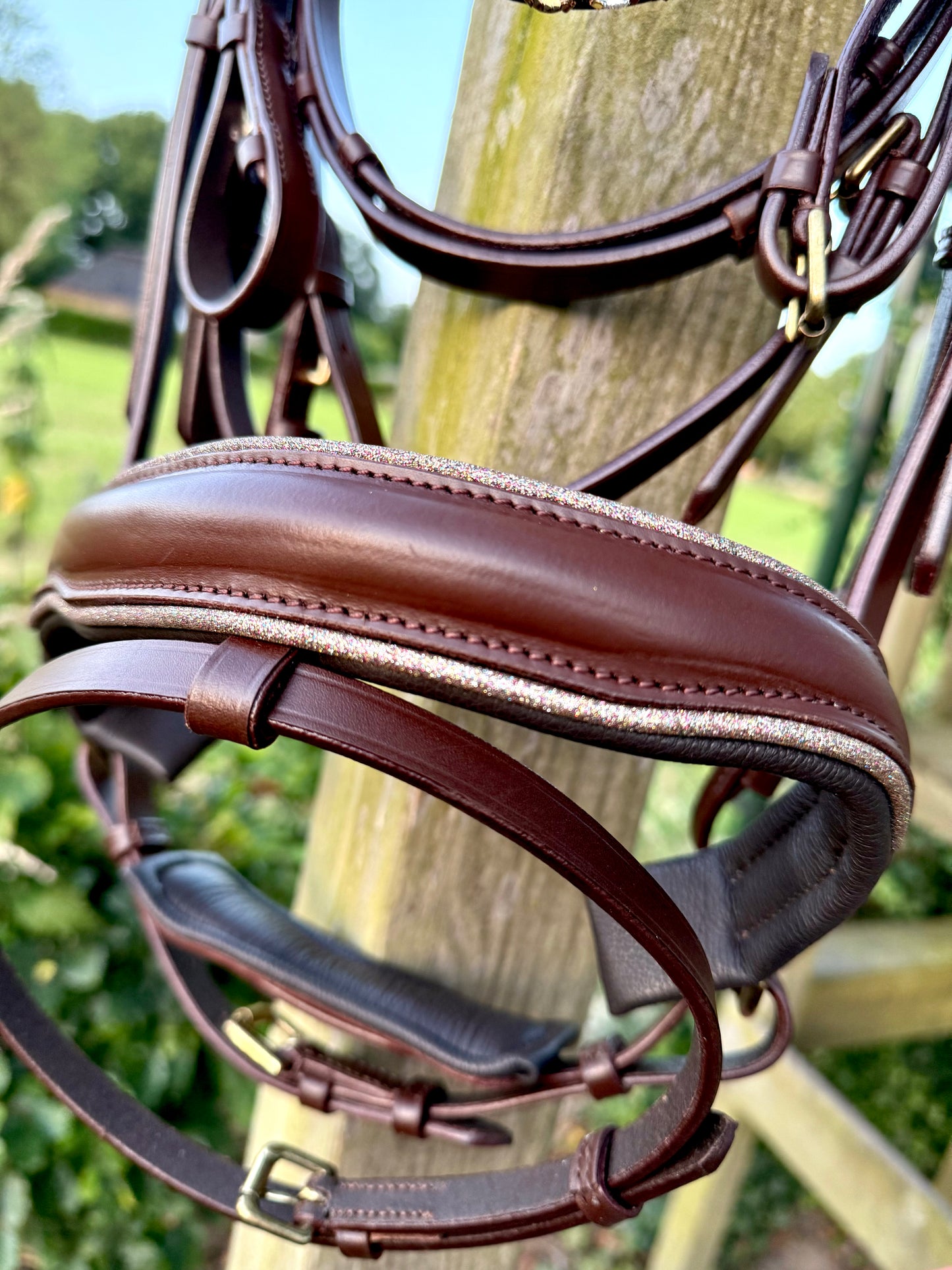 FMH - Luxe Hanoverian hoofdstel ‘You're Golden’ met dubbele neusriem goud onderlegd in bruin of zwart incl. teugels