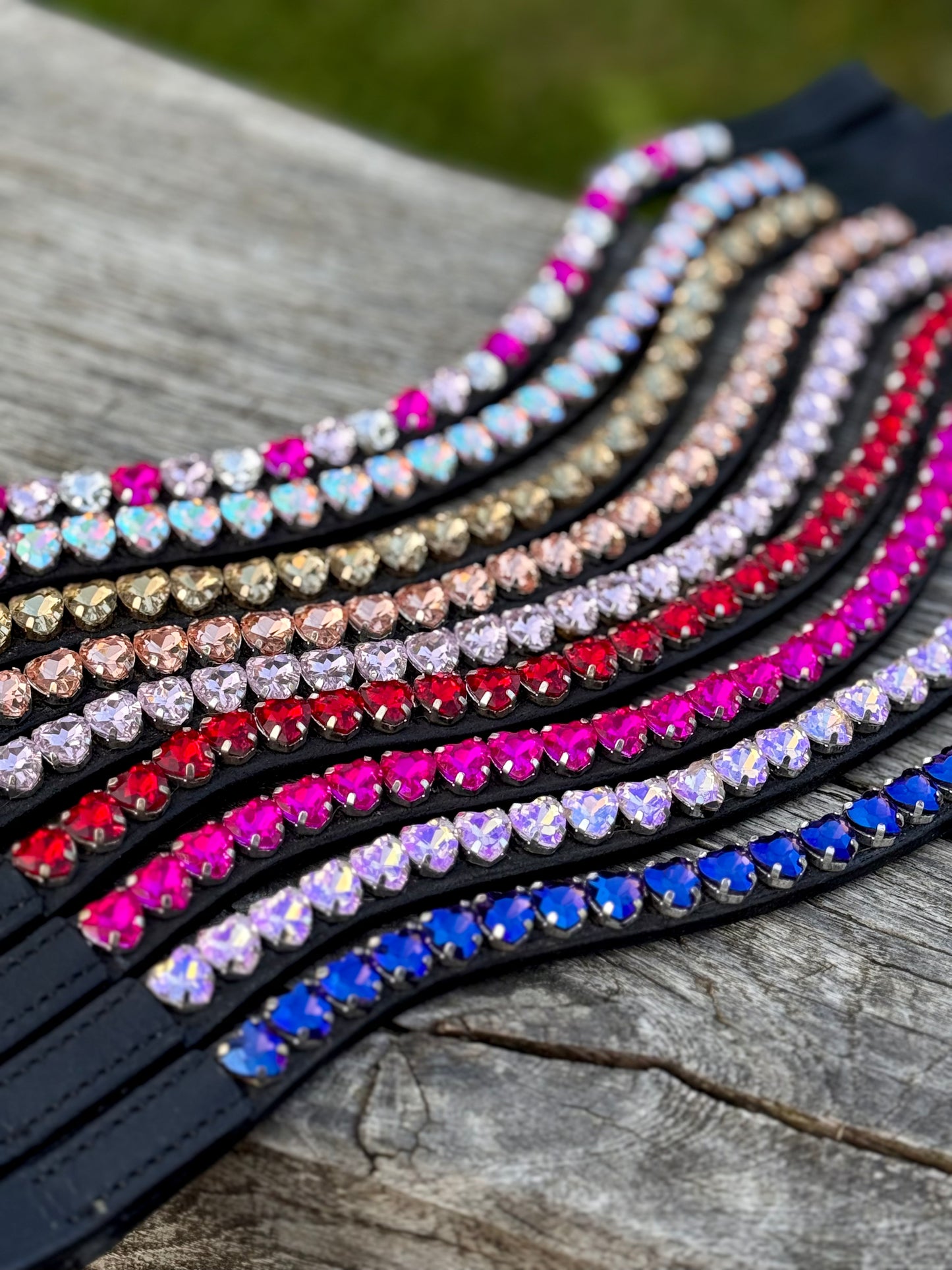 FMH - Sprankelende frontriem ‘Lovehearts’ Wave met 8mm steentjes in div. kleuren