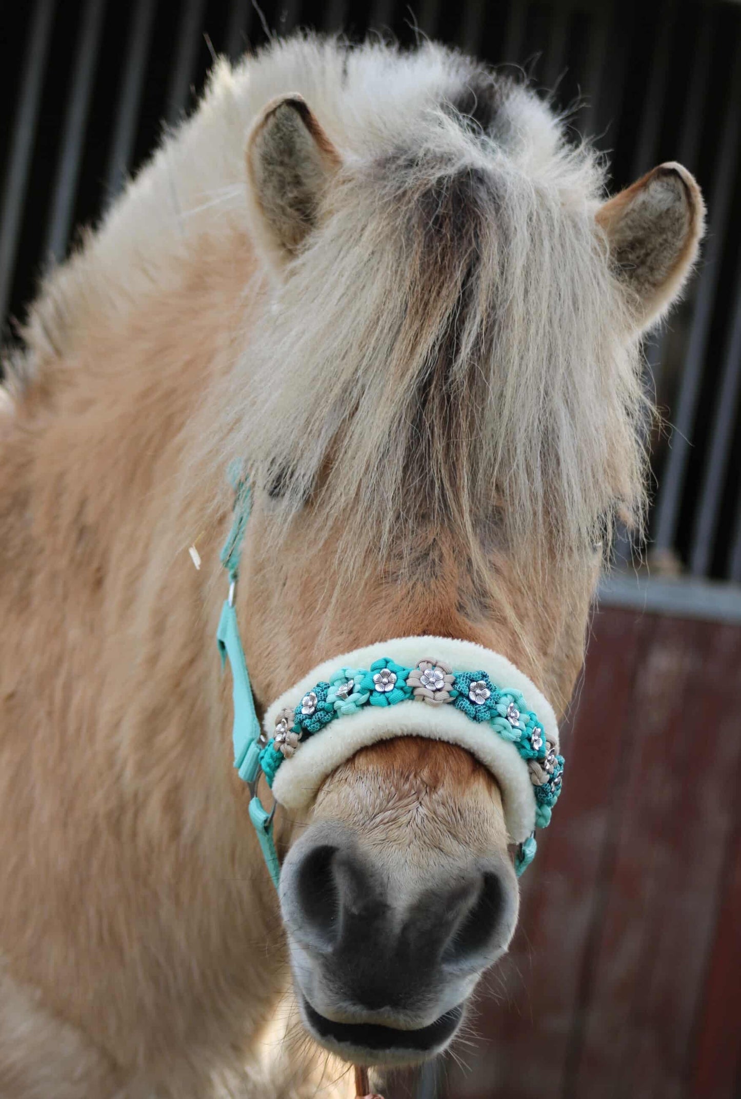 Handgemaakte paardenhalsters - Geknoopt bloemenhalster ‘Heavenly Blue’ Turquoise/mint