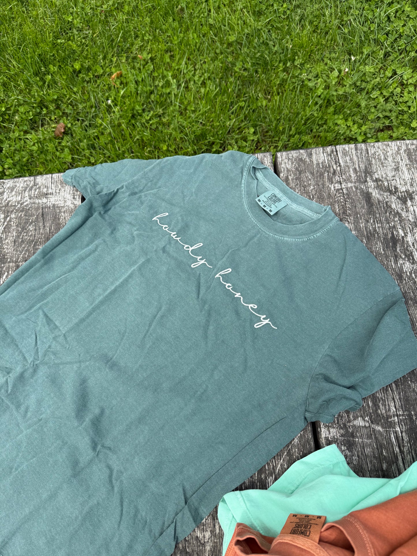 FlossandFable - T-shirt "Howdy Honey!" Blue Spruce
