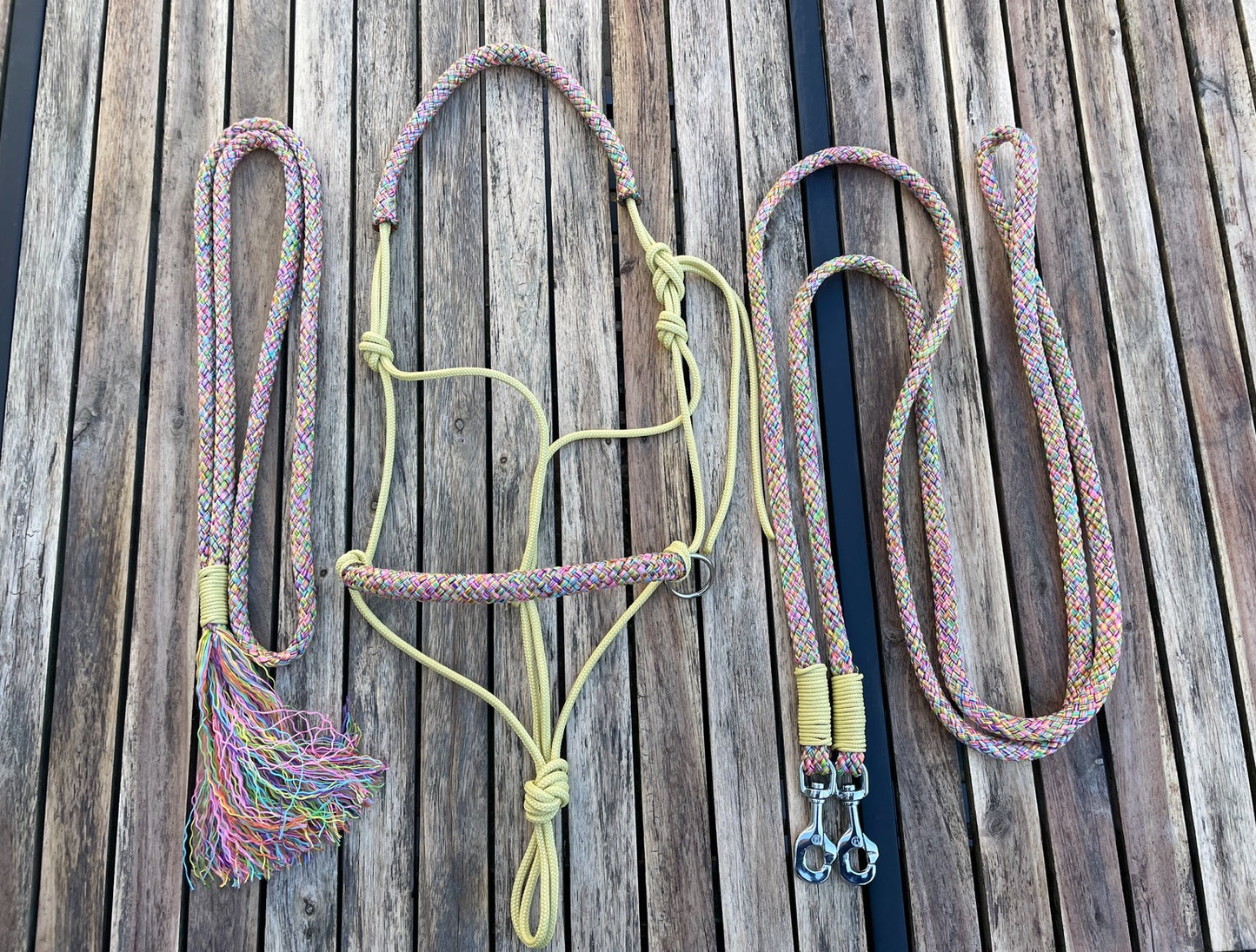 Touwhalsterverkoop - Touwhalster set rijhalster + teugels + neckrope 'Rainbow Dash' pastelgeel/ regenboog