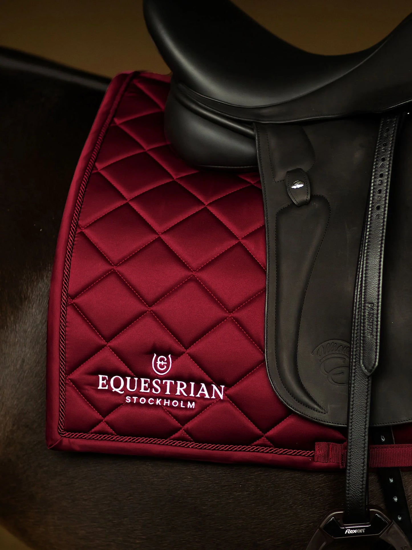 Equestrian Stockholm - Colección Line - Mantilla de doma Bordeaux