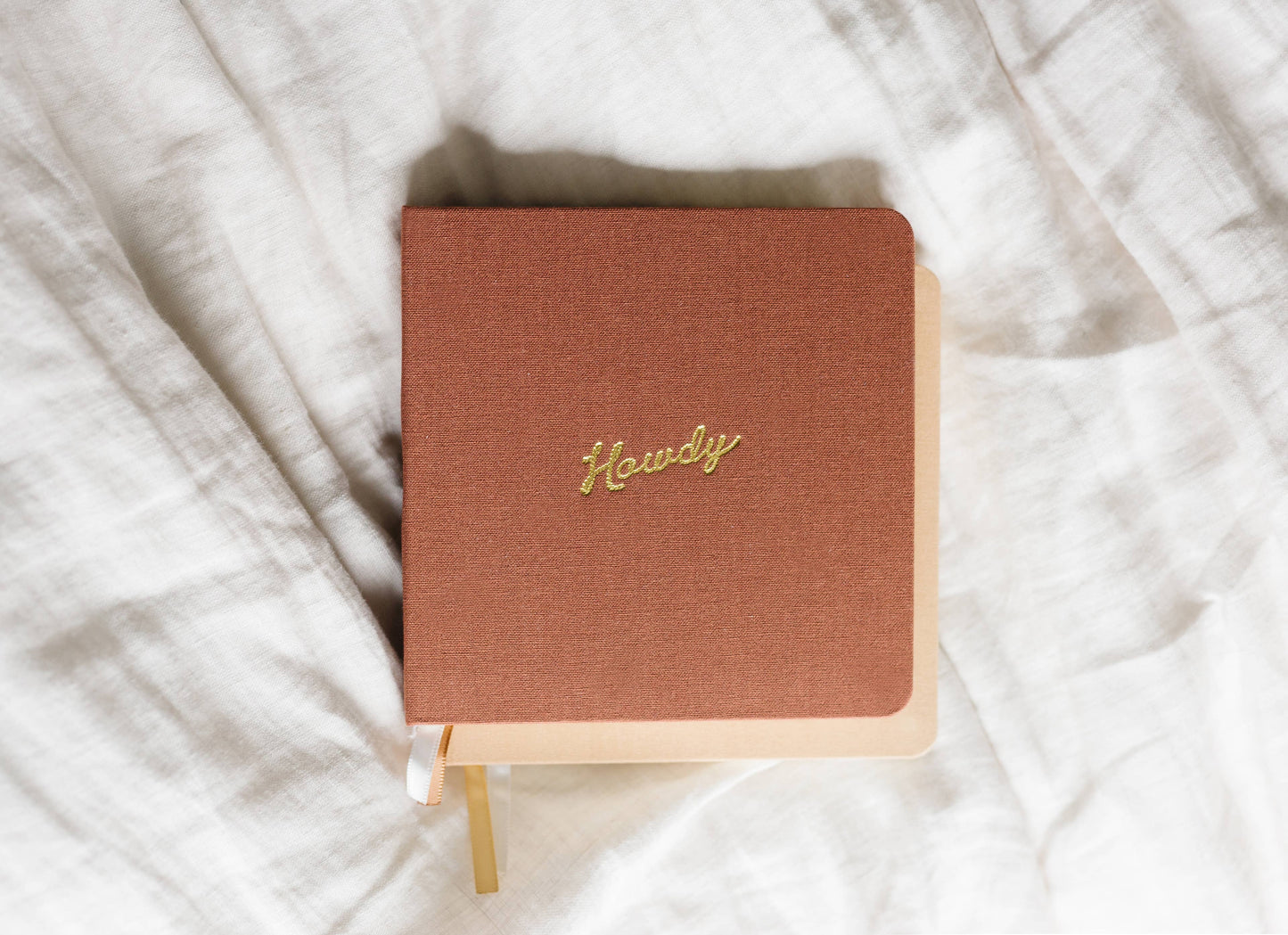 Portmanteau - Vierkant linnen notitieboek met reliëf Howdy goudfolie