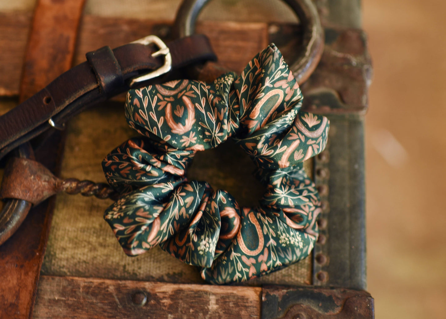 Tirzah Lane - Westerse Oogst Scrunchie Cowgirl Haaraccessoire