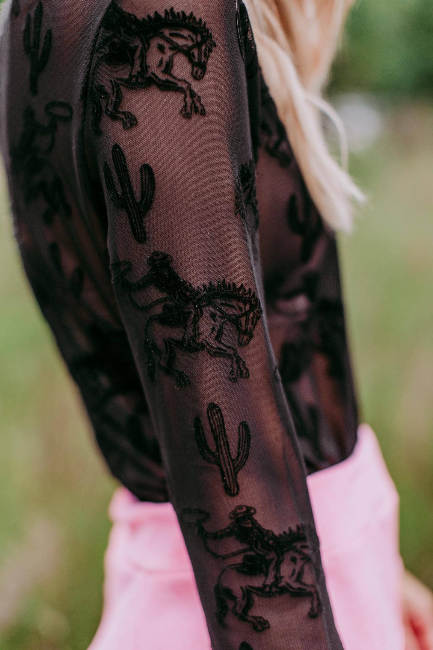Merigold Kiss - Fluwelen western mesh top zwart