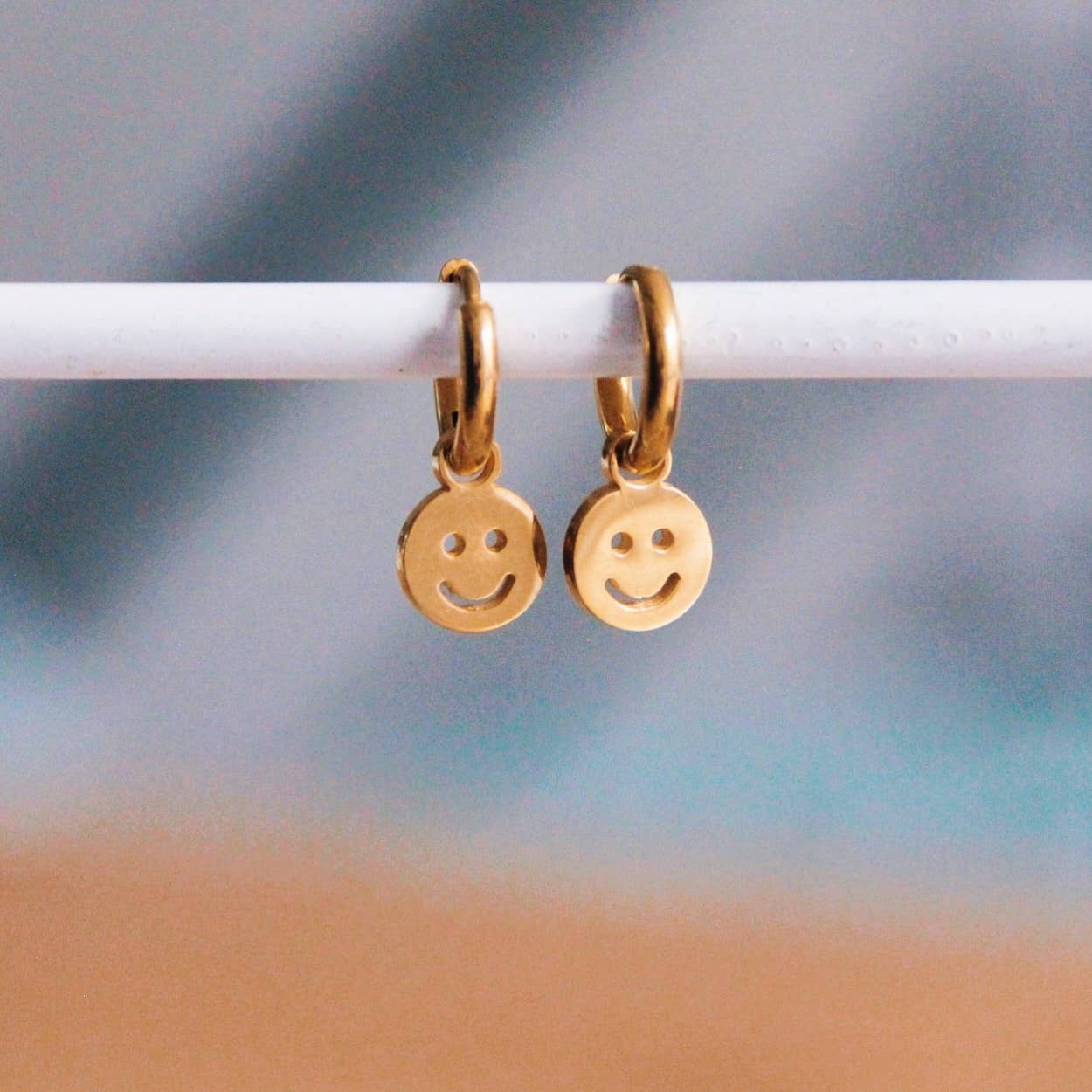 Bazou - Roestvrijstalen hoepeloorbellen met smiley goud