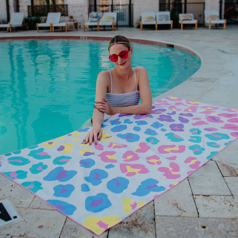 KatyDid - Veelkleurige sneldrogende strandhanddoek met luipaardprint