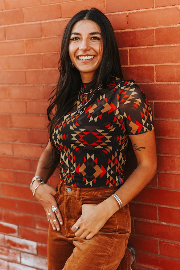 Lucky & Blessed - Zwart Rood Azteekse Korte Mouwen Mesh Top