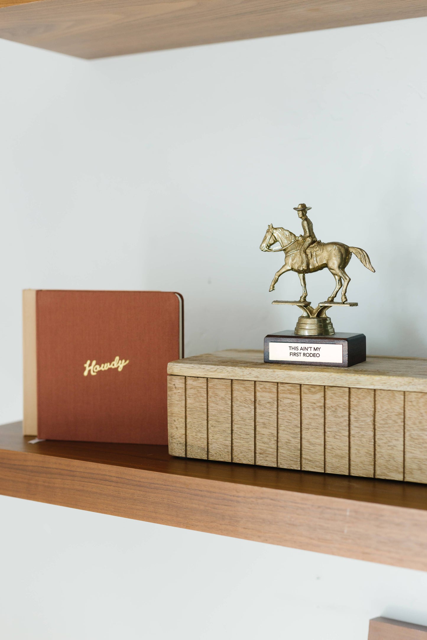 Portmanteau - Vierkant linnen notitieboek met reliëf Howdy goudfolie