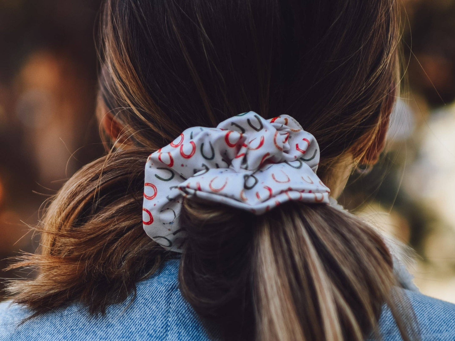 Tirzah Lane - Gelukkige Cowgirl Kleurrijke Hoefijzers Scrunchie Cowgirl Haaraccessoire