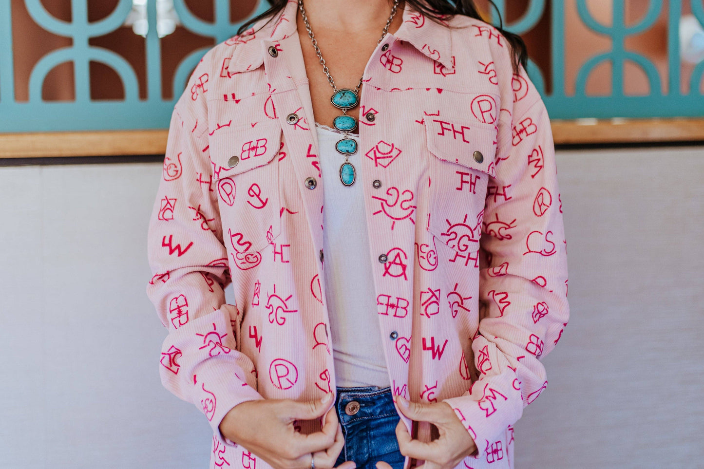 Merigold Kiss - Corduroyblouse met 3D-print roze