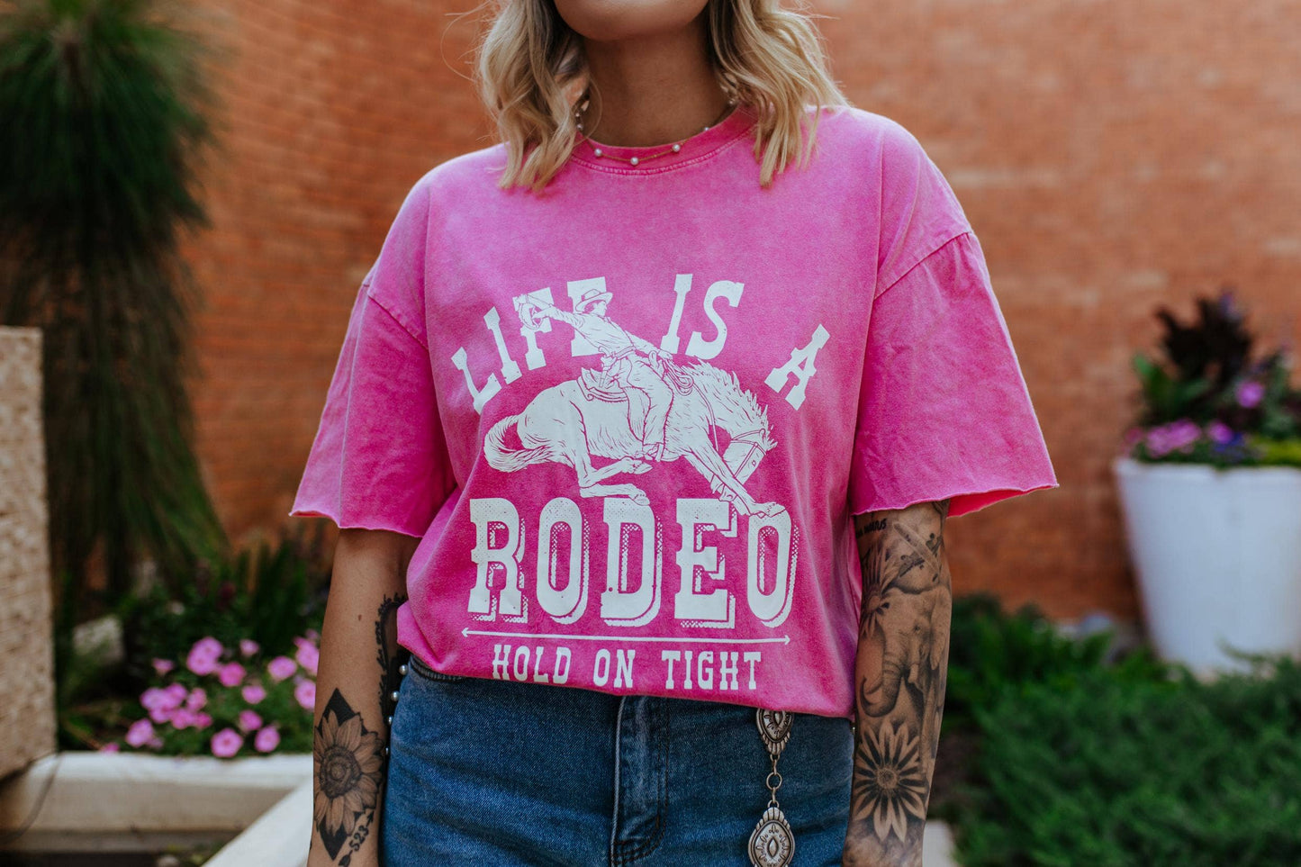 Merigold Kiss - Life is een Rodeo Mineral Washed T-shirt roze