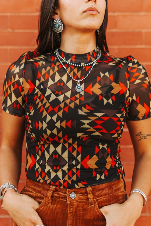 Lucky & Blessed - Zwart Rood Azteekse Korte Mouwen Mesh Top