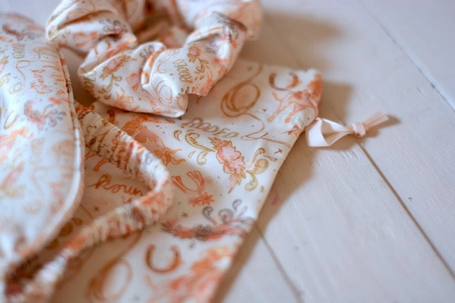 Tirzah Lane - Schlaf-Geschenkset Augenmaske + Scrunchie Rodeo