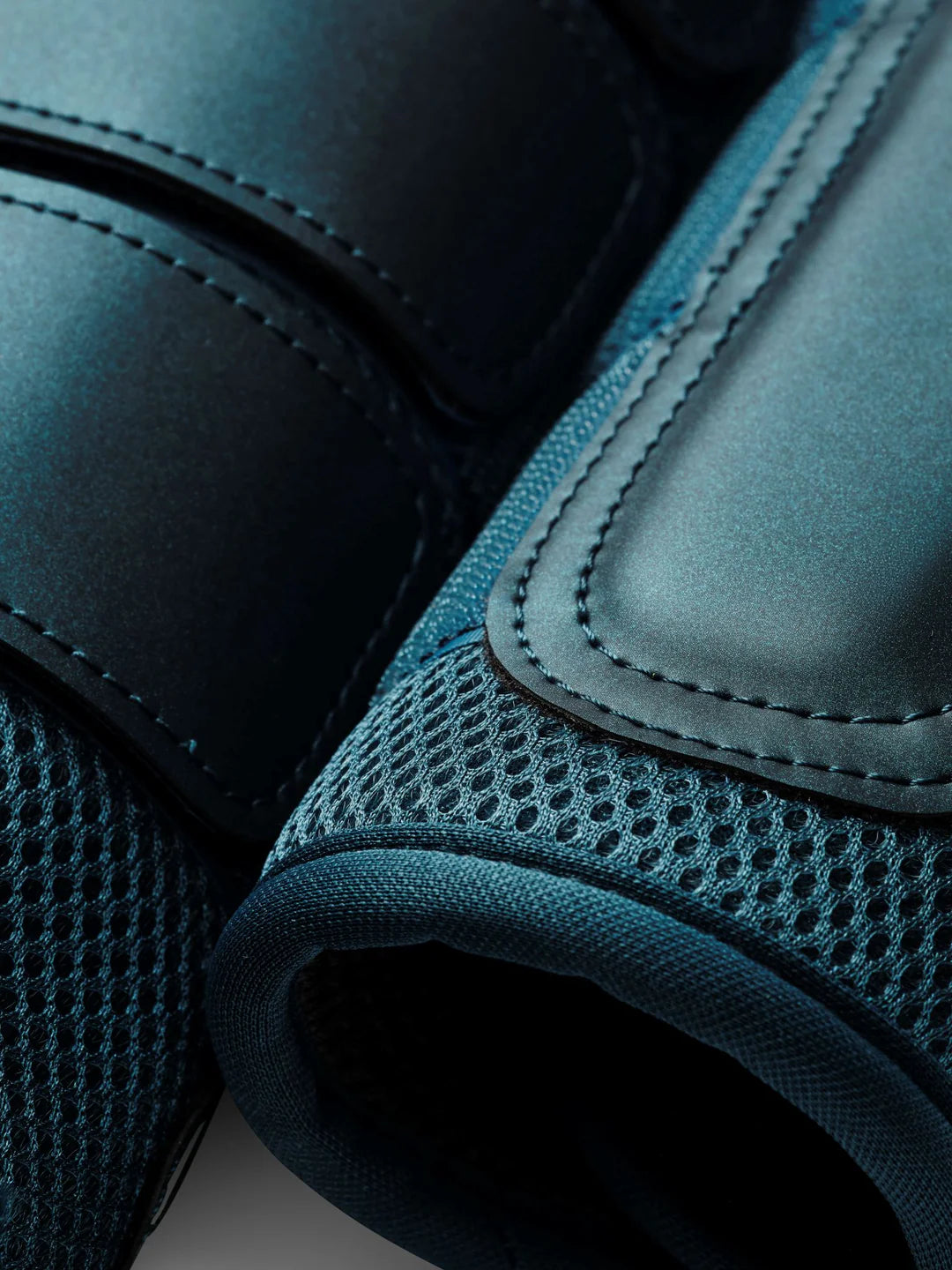 Equestrian Stockholm - FW25 Teal Blue - Mesh Brushing Boots beenbeschermers
