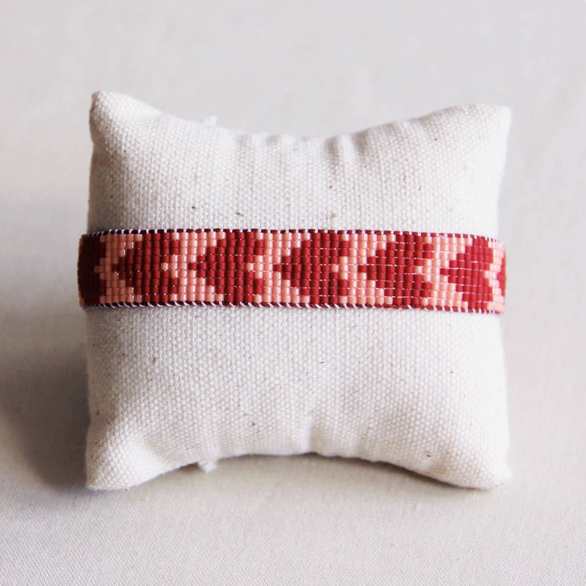 Bazou - Kraaltjes armband met hartjes bordeaux/ zalm