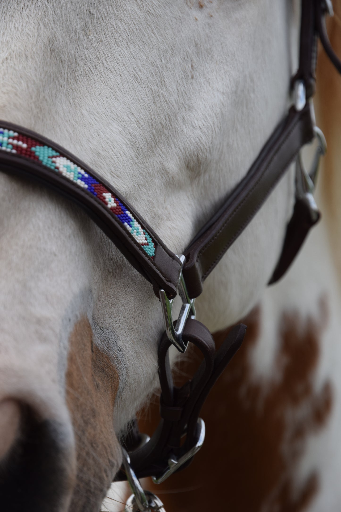 FMH - Licol en cuir cognac avec perles ‘Beaded Bronco Bluey’ bleu/turquoise/blanc