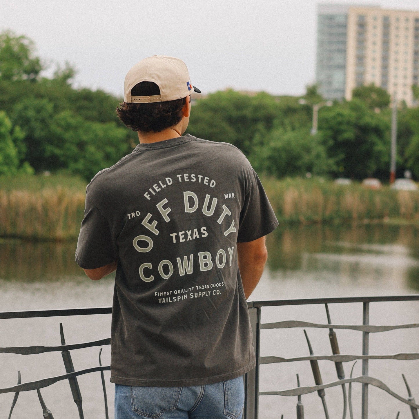 Tailspin - T-shirt unisexe gris foncé Off Duty Cowboy