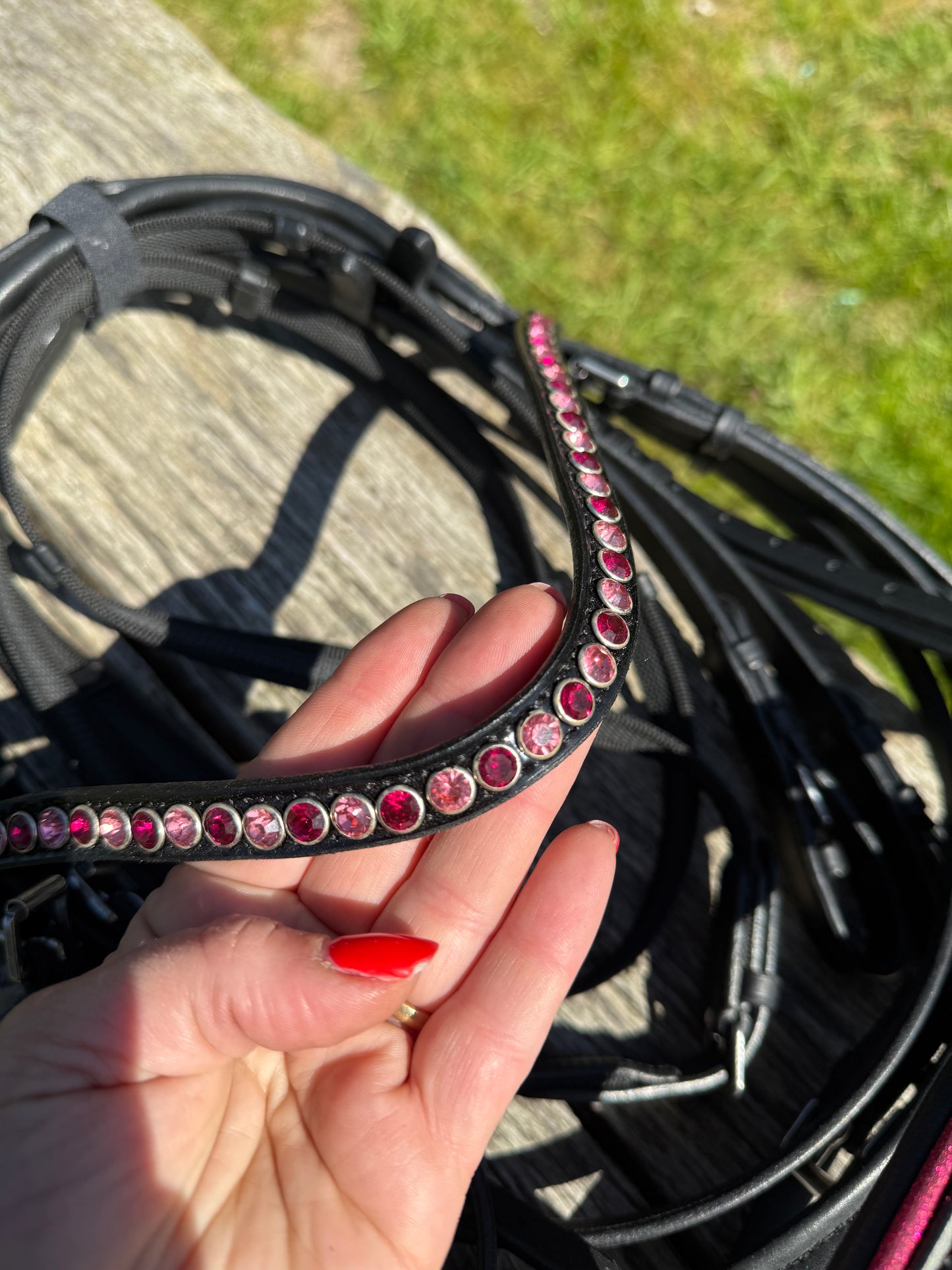 FMH - Luxuriöses hannoversches Zaumzeug „Oops, I'm a Diva“ mit doppeltem Nasenriemen, rosa gepolstertem schwarzem Leder, inklusive Zügel