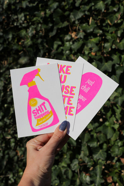 Studio Inktvis - Shit Happens Reinigingsspuitfles Risograph Postkaart