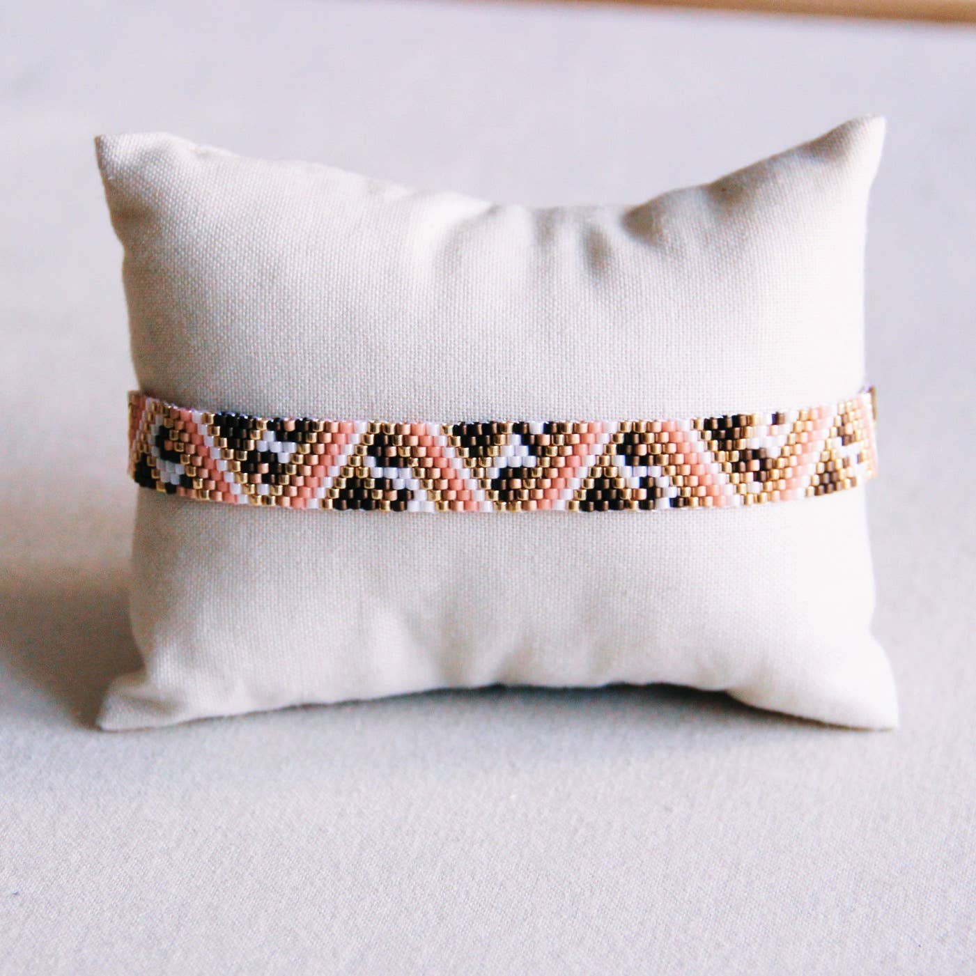 Bazou - Armband met zigzag- en luipaardprint zalm/bruin/wit